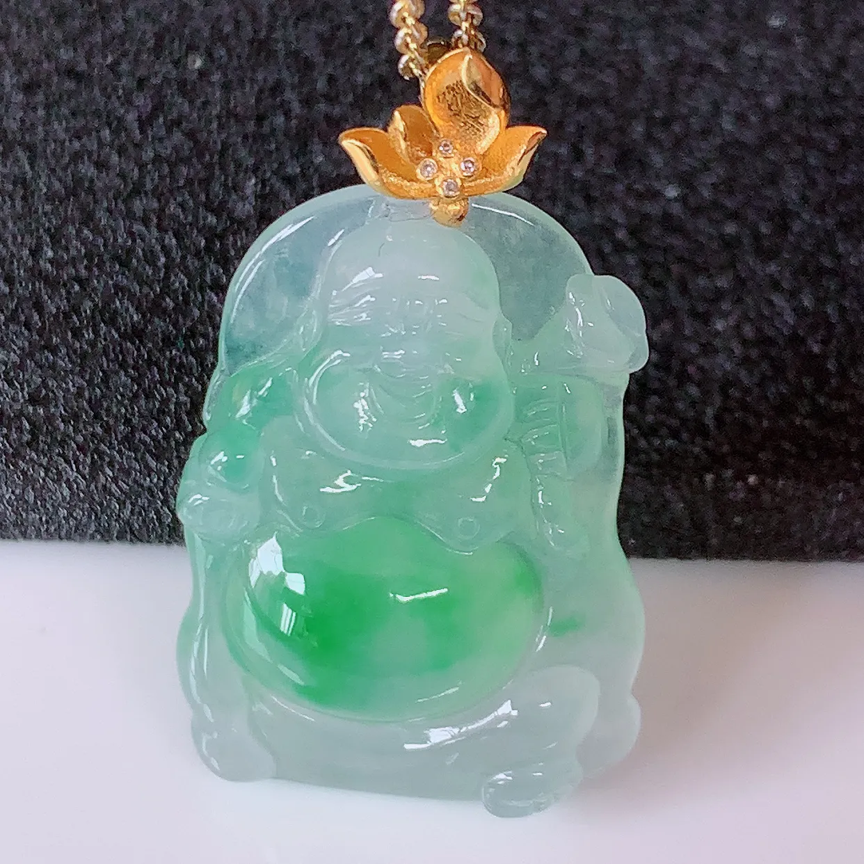 18K金镶嵌冰种飘绿翡翠逍遥布袋佛吊坠， 代代有钱，水足丰盈，盈满欢喜，配戴送礼佳品！#1.9整体3