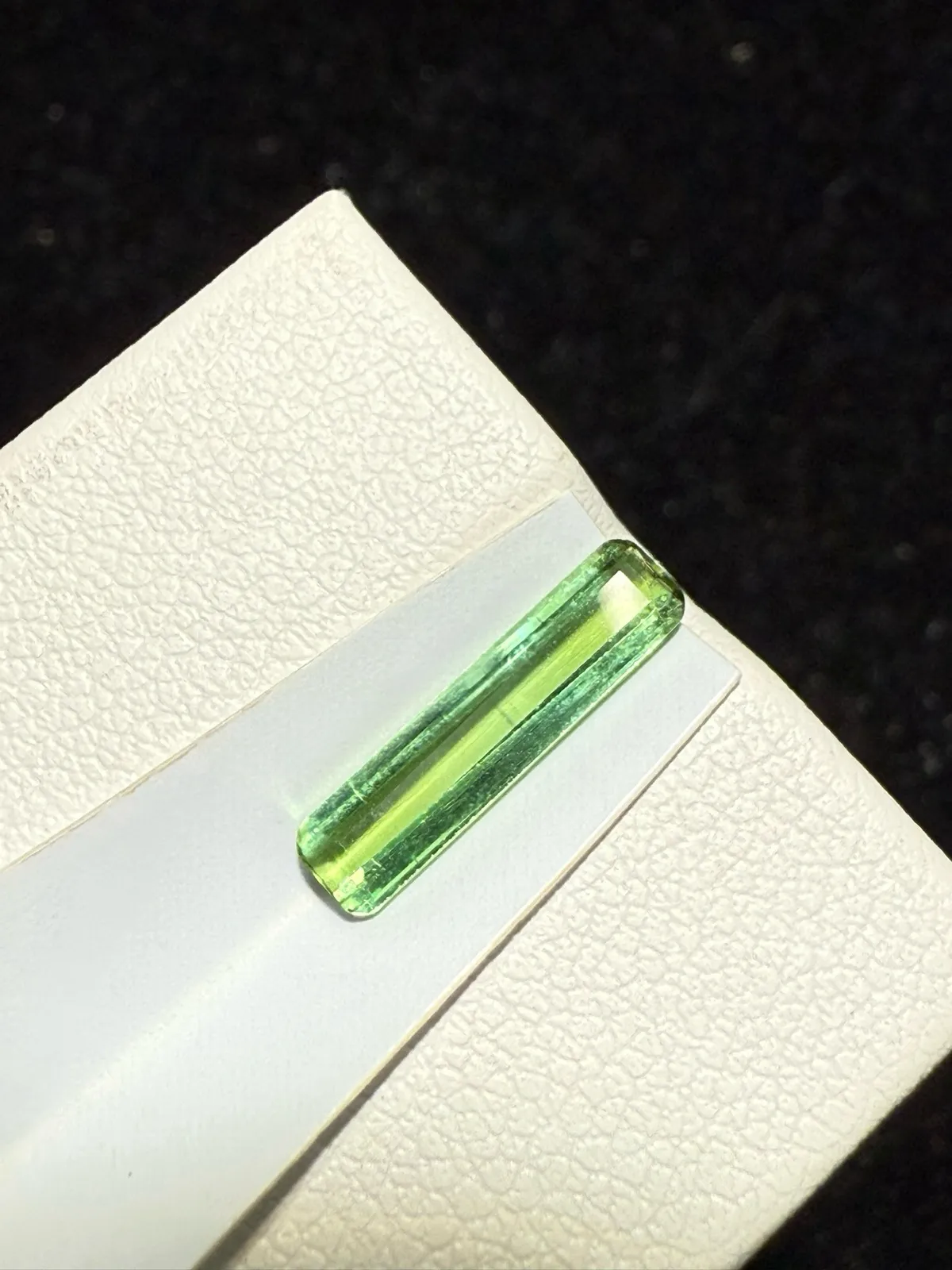 【高端珠宝】天然极美绿碧玺裸石
重量: 0.96ct  规格: 13.3*3.3*2.1毫米
精湛切