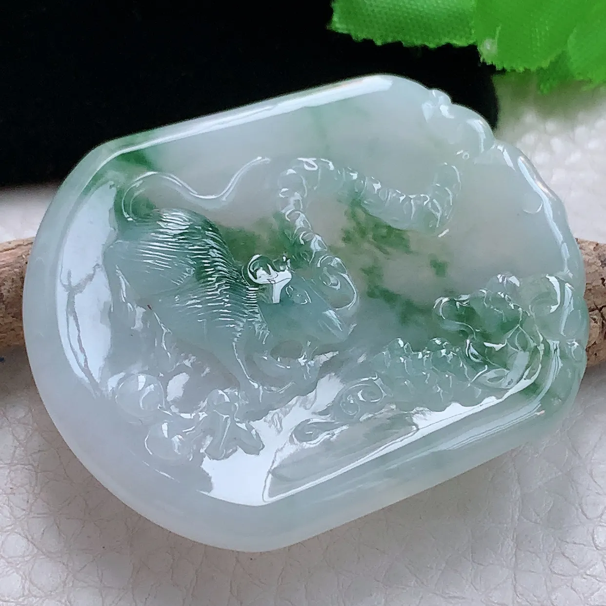 kh实拍51*42.6*4.5天然翡翠a货精雕飘花招财鼠玉吊坠生肖鼠玉坠