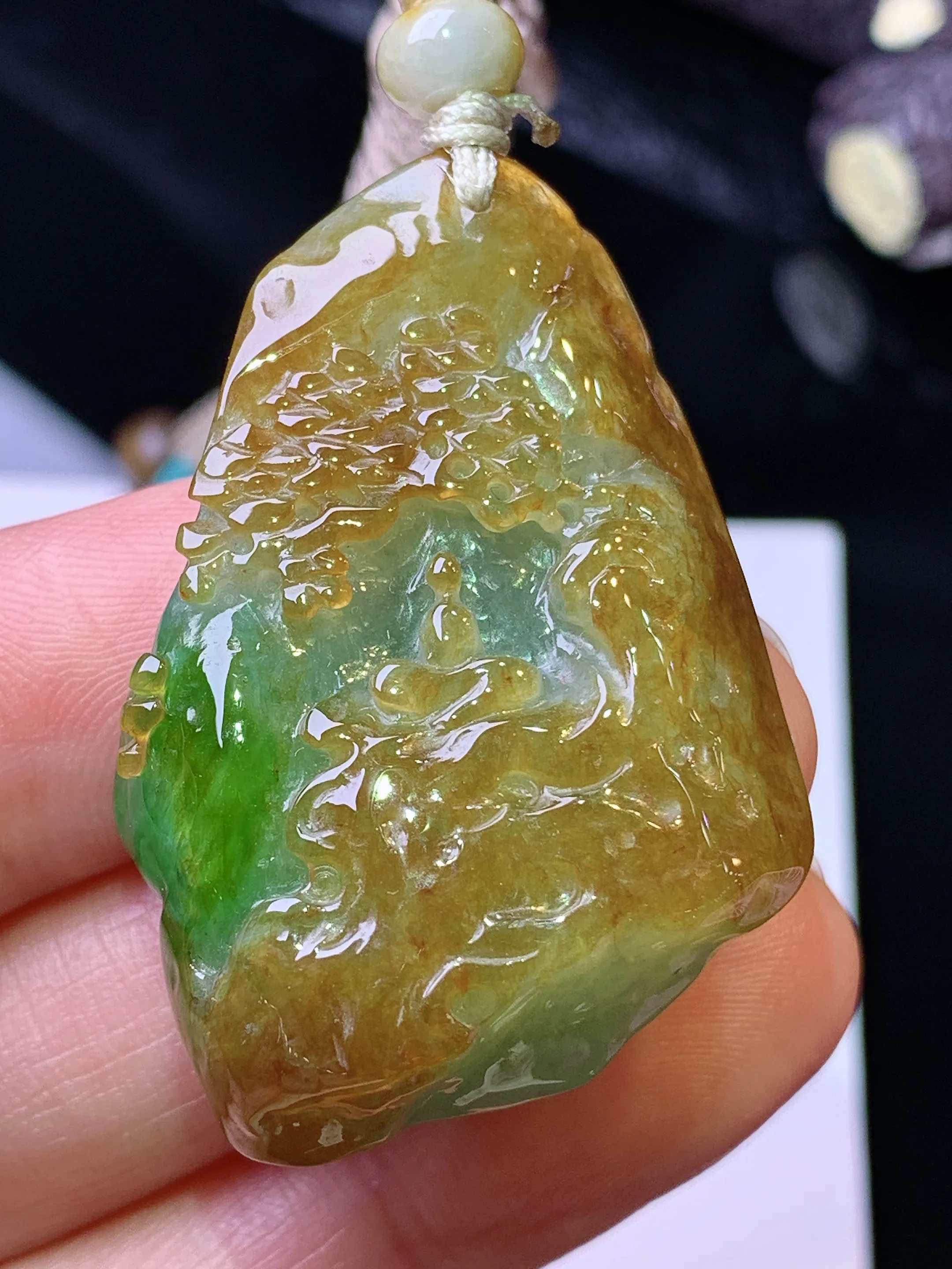 飘黄绿悟道吊坠 玉质细腻 水润亮眼 色泽艳丽 整体尺寸40.6*27.3*11.2