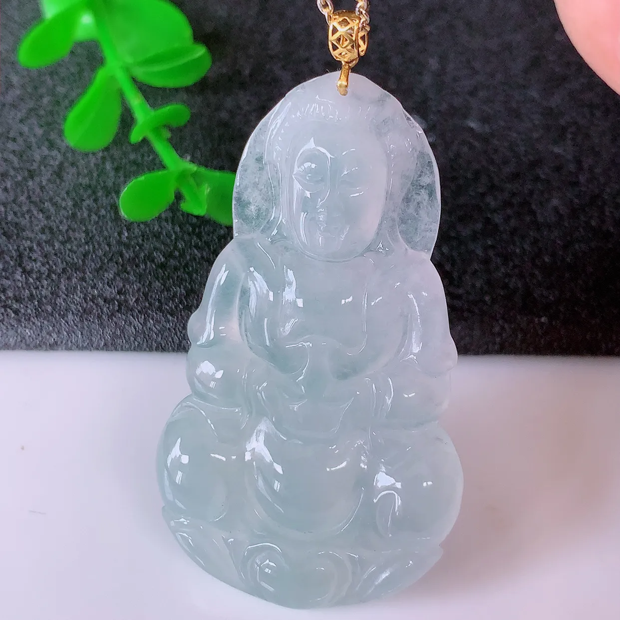 18K金镶嵌冰种翡翠观音菩萨吊坠，冰透赐福翡翠观音，观音面相端庄，品相佳，佩戴气质！#1.9