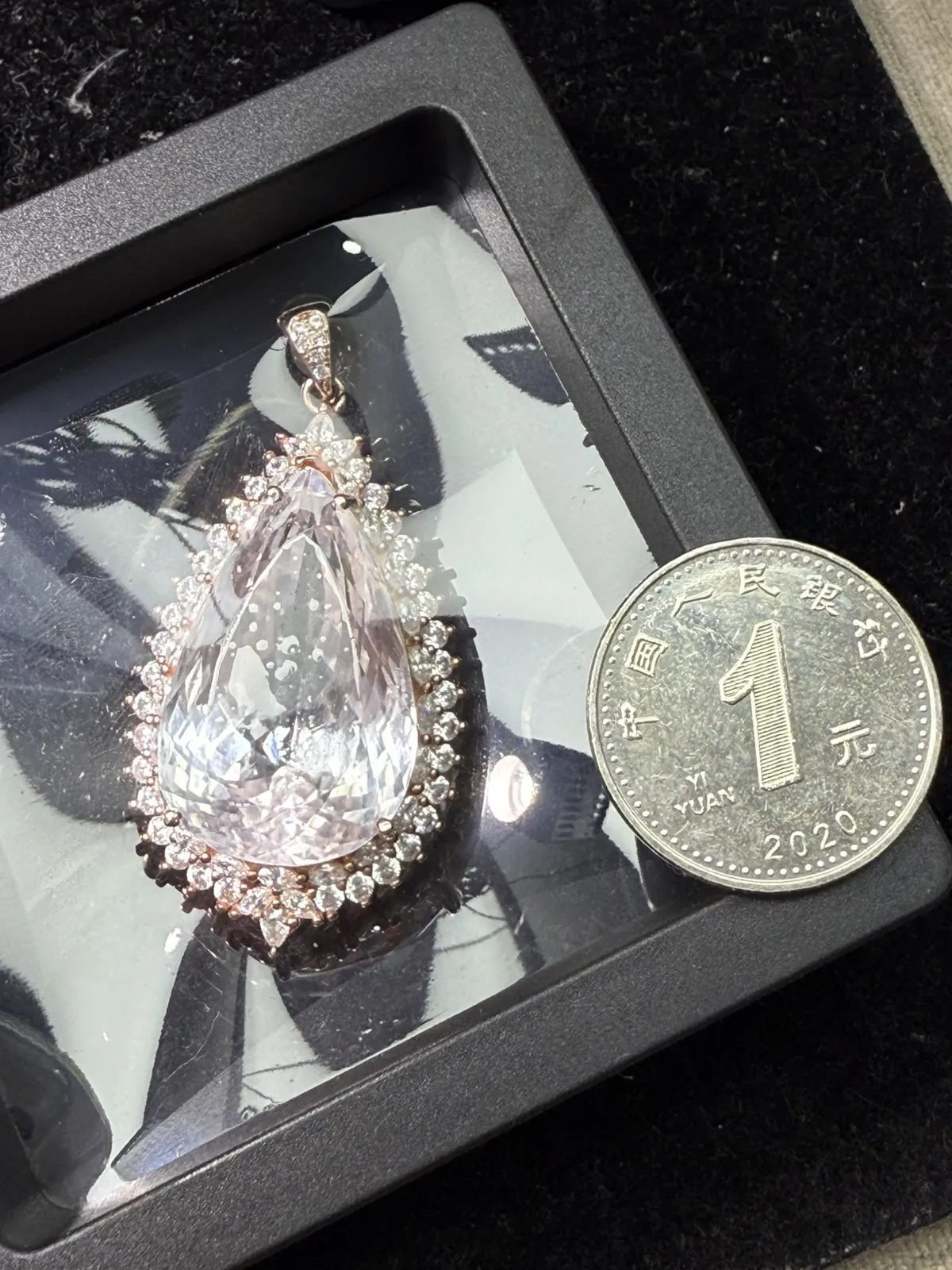 【高端珠宝】天然极美紫锂辉吊坠
s925银镶嵌 规格: 46.3*24*12.8毫米
精湛切工，满身火彩
台面大，实物更美。