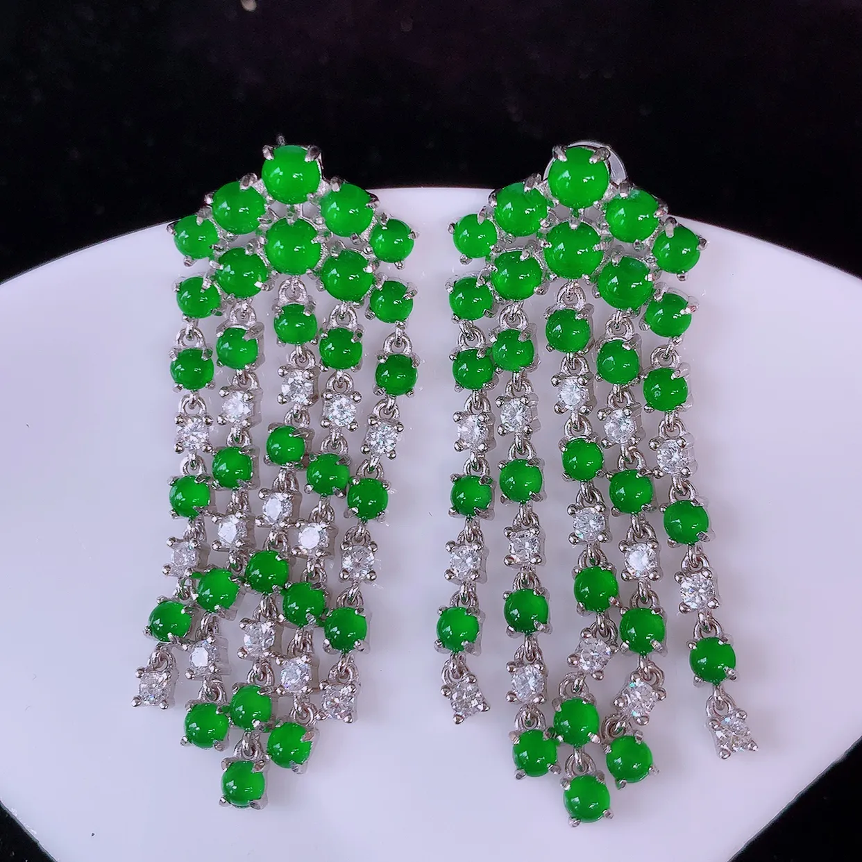 冰透满绿翡翠925银镶嵌耳坠，自然光实拍，翠色灵动，颜色漂亮，种老水足，品相佳，佩戴佳品！#97.9