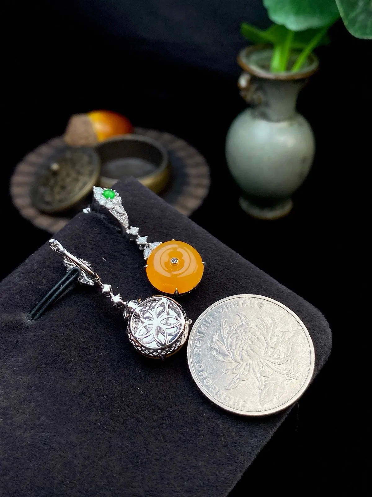 【冰种黄翡平安扣耳坠】质地细腻，种水上乘，纯净通透，收藏品质，18k金钻豪华镶嵌，裸石尺寸12*4毫米