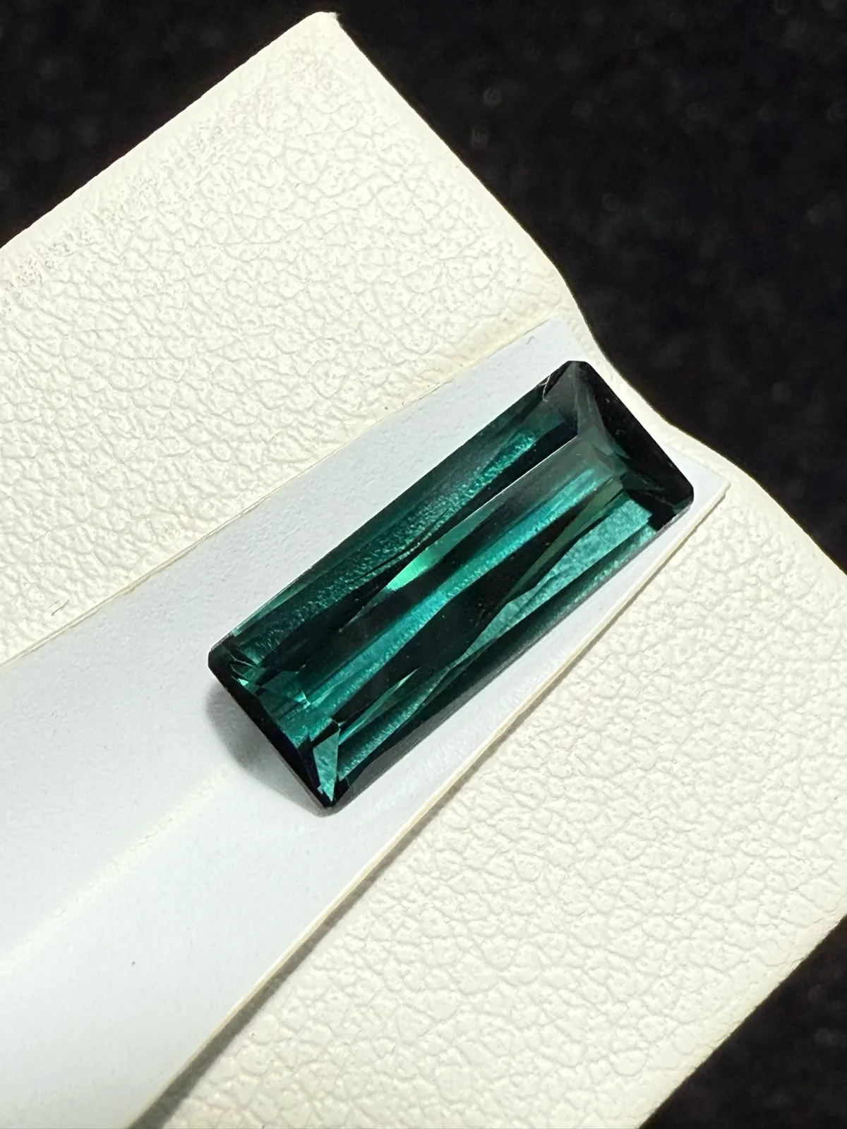 【高端珠宝】天然极美蓝碧玺裸石
重量: 3.085ct  规格: 14*5.6*4.3毫米
精湛切工