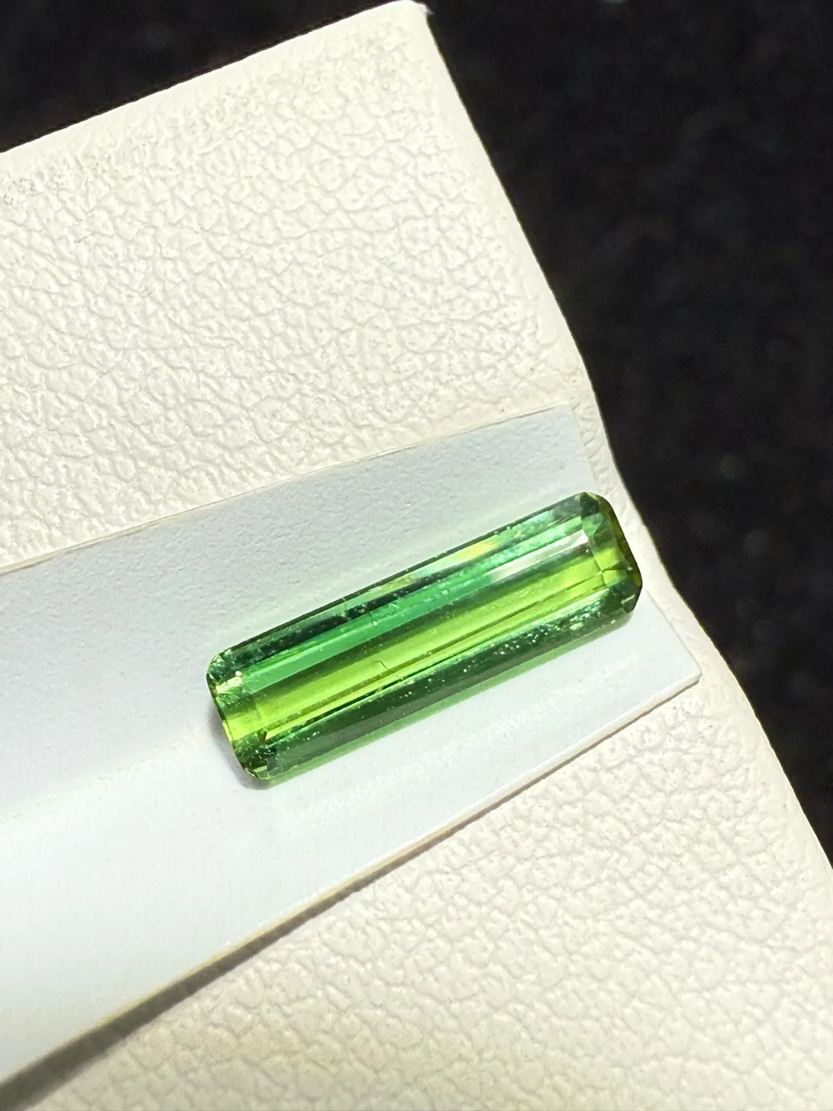 【高端珠宝】天然极美绿碧玺裸石
重量: 0.99ct  规格: 10.7*3.2*2.6毫米
精湛切工，满身火彩
台面大，实物更美，可以代镶嵌设计。