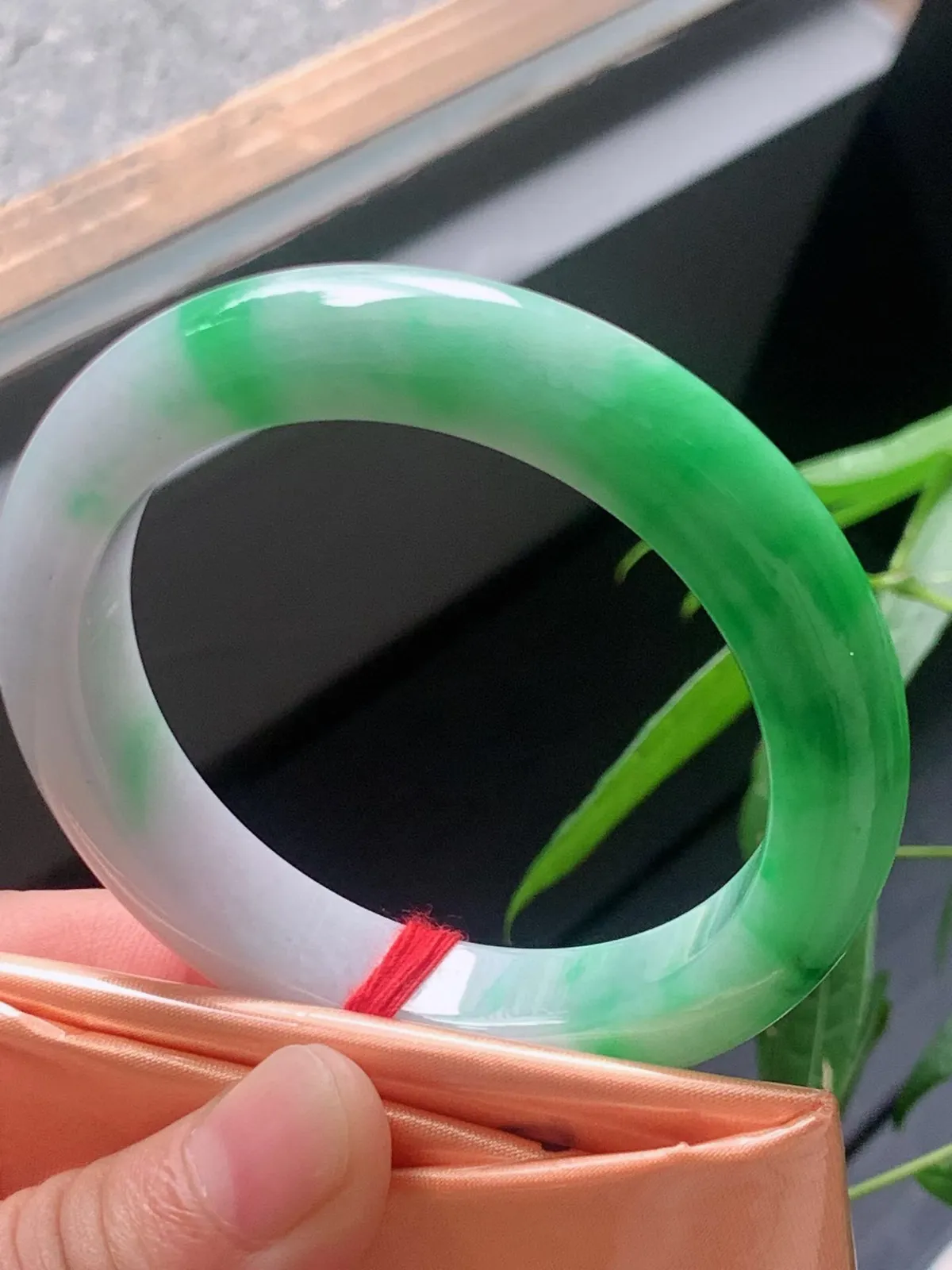 【翡翠名称】老种飘阳绿53.8正圈口手镯
【翡翠尺寸】53.8/11.3/9.2mm适合52.8-55正圈口佩戴
【翡翠描述】宝贝种老水足，玉质细腻，色泽靓丽，性价比高，佩戴效果好！
【其它赠送】权威证书/精美挂绳盒子/支持全国复检