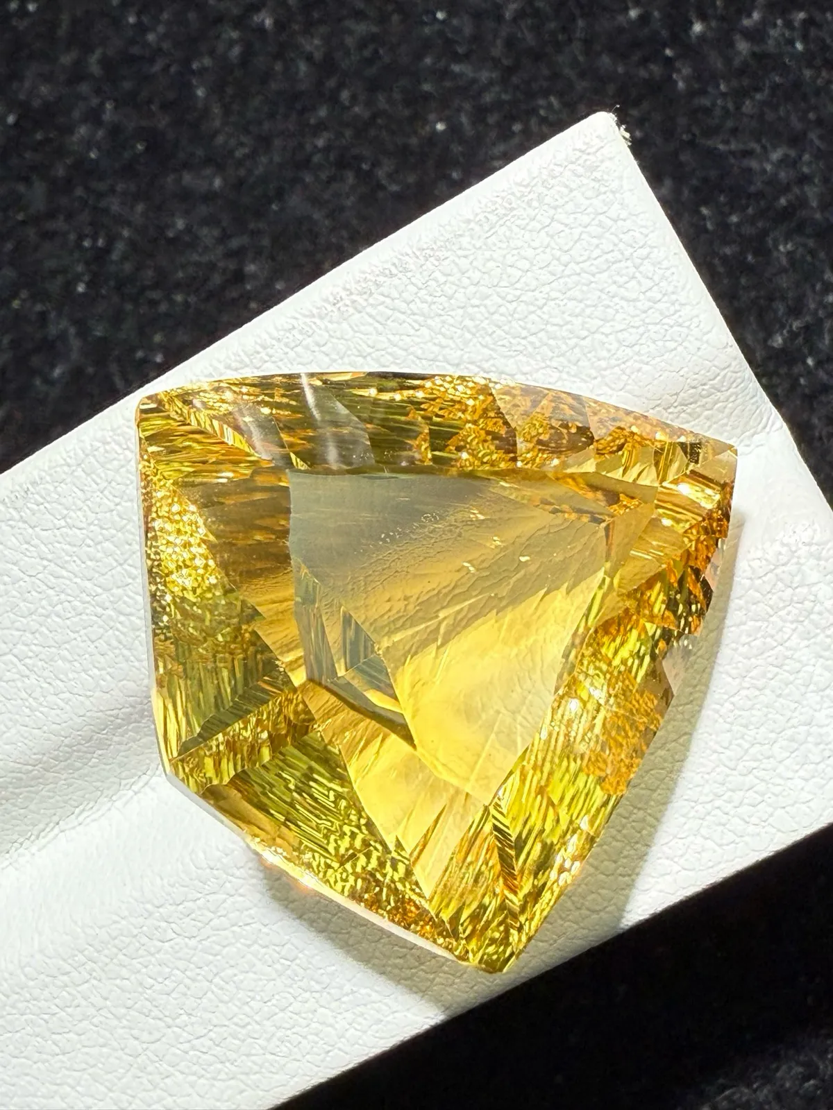 【高端珠宝】天然极美黄水晶裸石
重量: 44.31ct  规格: 25.6*25.6*15.5毫米
