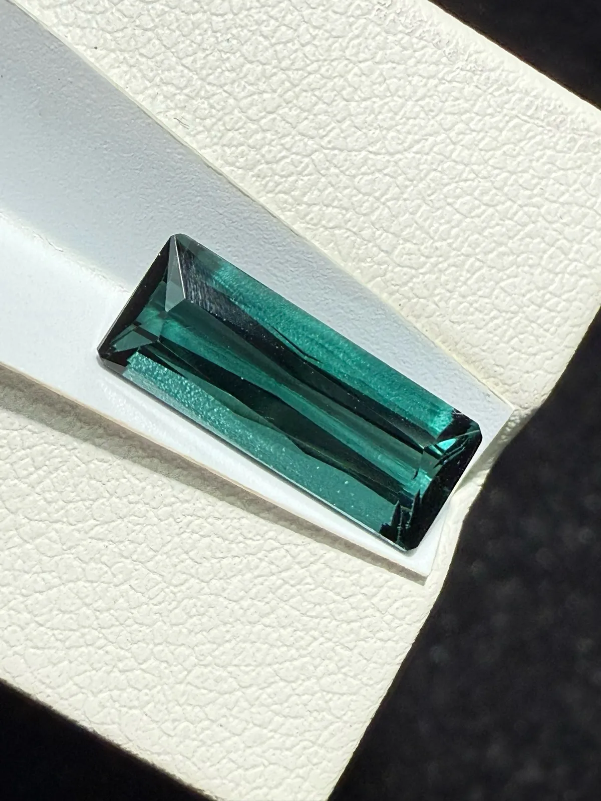 【高端珠宝】天然极美蓝碧玺裸石
重量: 3.085ct  规格: 14*5.6*4.3毫米
精湛切工，满身火彩
台面大，实物更美，可以代镶嵌设计。