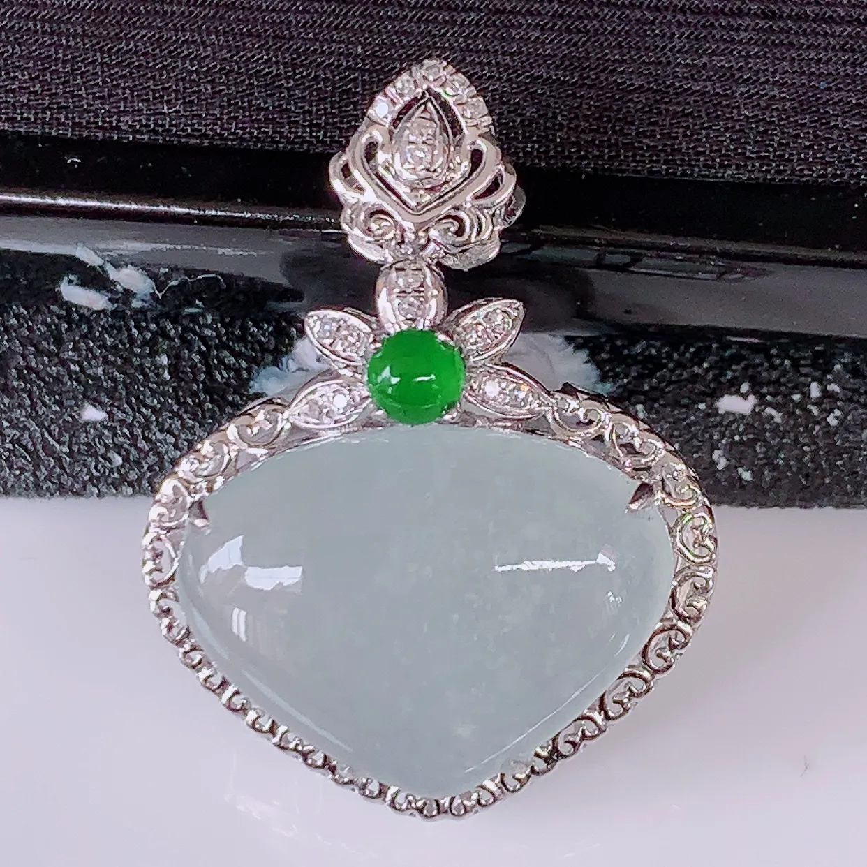 自然光实拍，18k金镶嵌冰透翡翠爱心吊坠，冰胶饱满，起荧光，造型精美别致，送礼或自留佳选！#00.9整体25.5*19*7.8裸石16*12