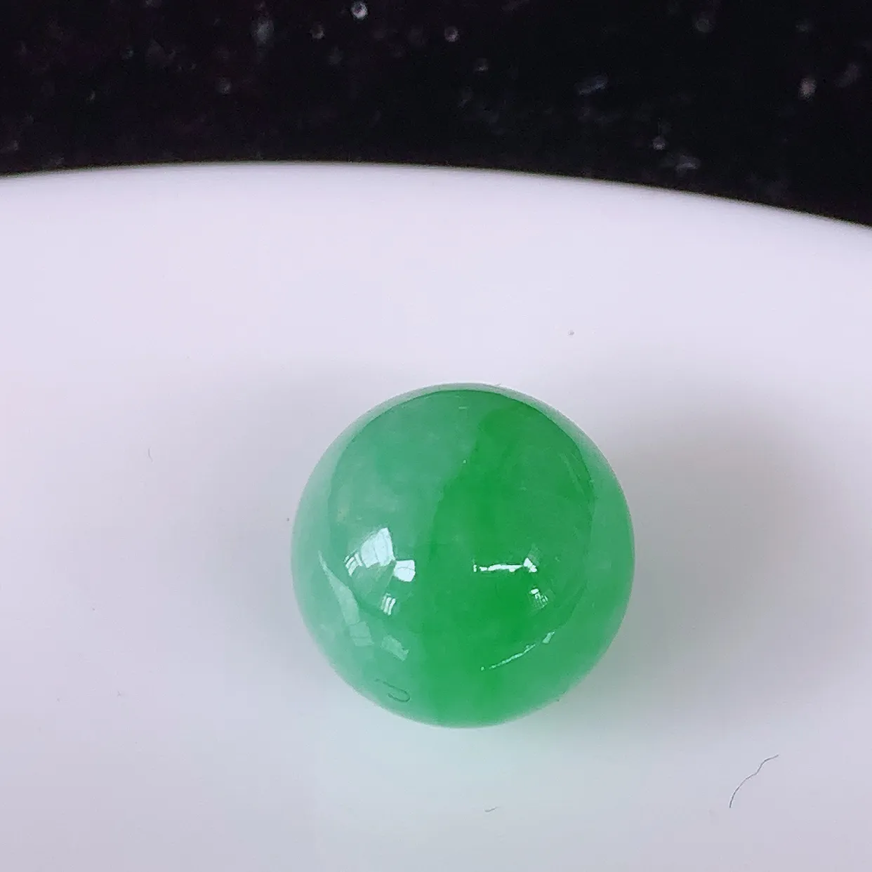 自然光实拍，冰飘绿翡翠圆珠、转运珠吊坠，寓意“时来运转，财源滚滚” 寓意佳，荧光灼灼，转运珠佩戴时尚优雅！#05.9尺寸12