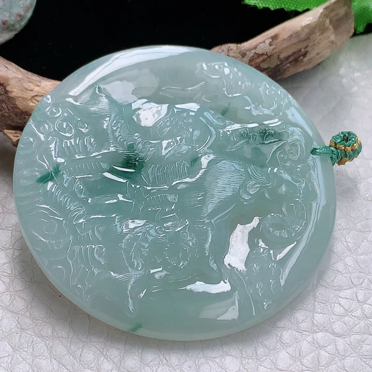 yn实拍54.2*5.8缅甸天然翡翠飘花生肖羊吊坠三羊开泰玉坠