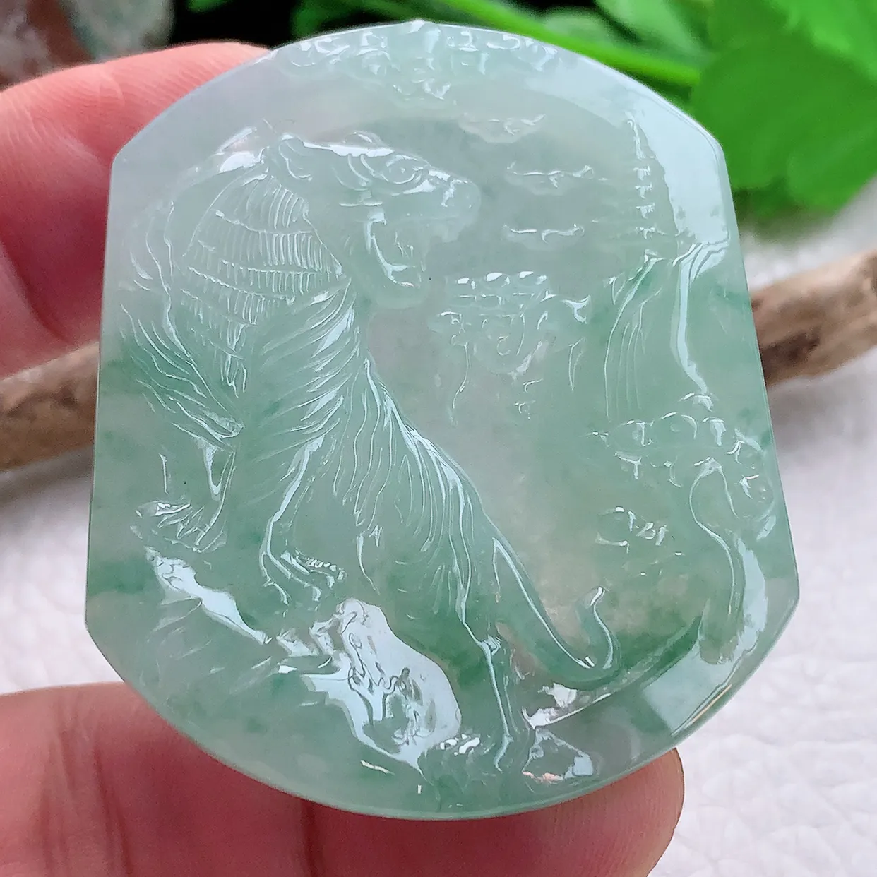 kh实拍53.8*45.8*5天然翡翠a货精雕飘绿花上山虎玉吊坠生肖虎玉坠