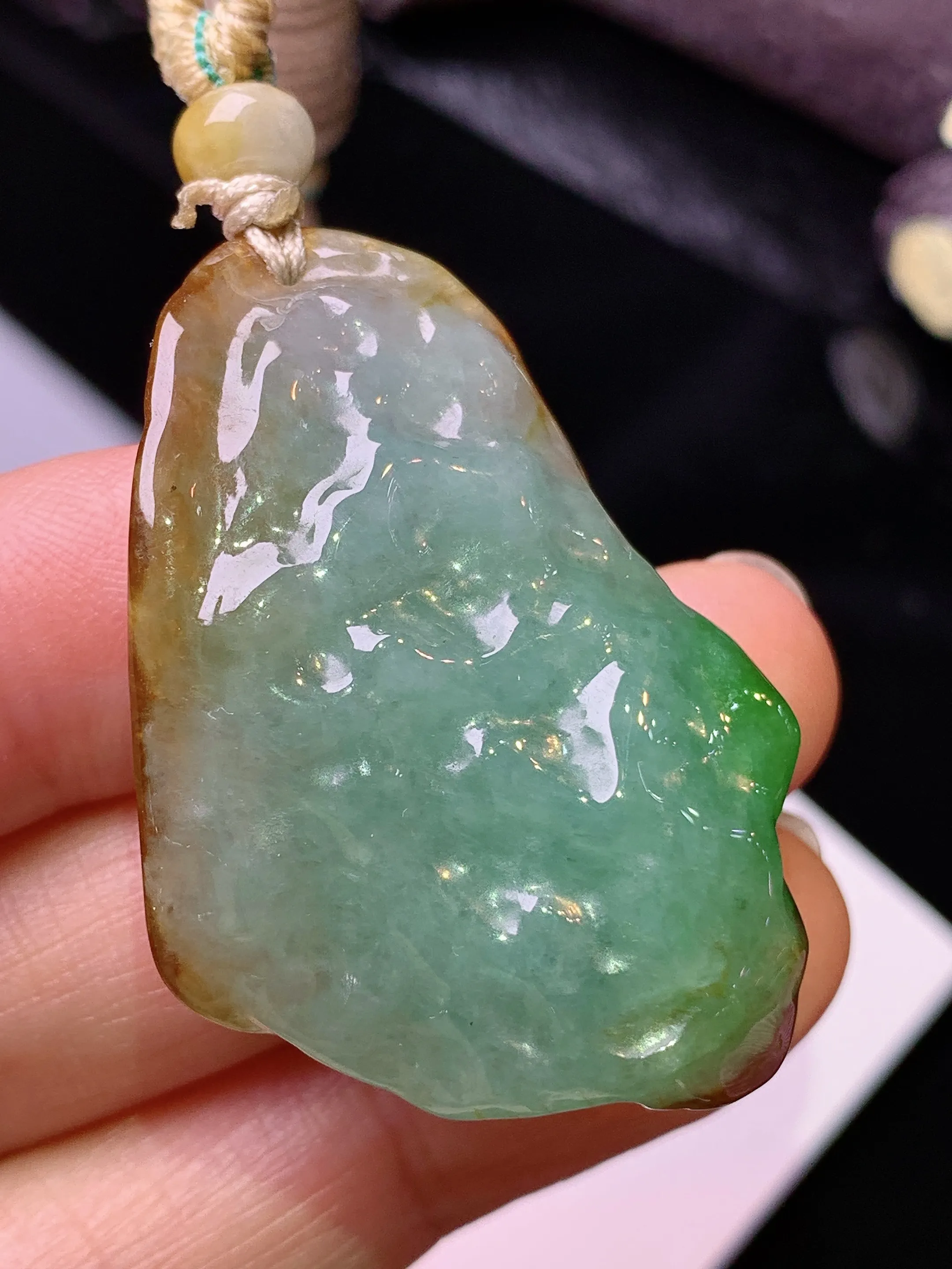 飘黄绿悟道吊坠 玉质细腻 水润亮眼 色泽艳丽 整体尺寸40.6*27.3*11.2