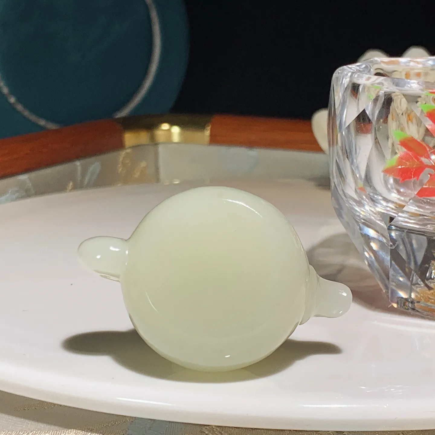 新疆和田玉白玉把把壶。尺寸50/33/29重48克。玉质细腻油润。手推出油。佩戴高端典雅。lt251210