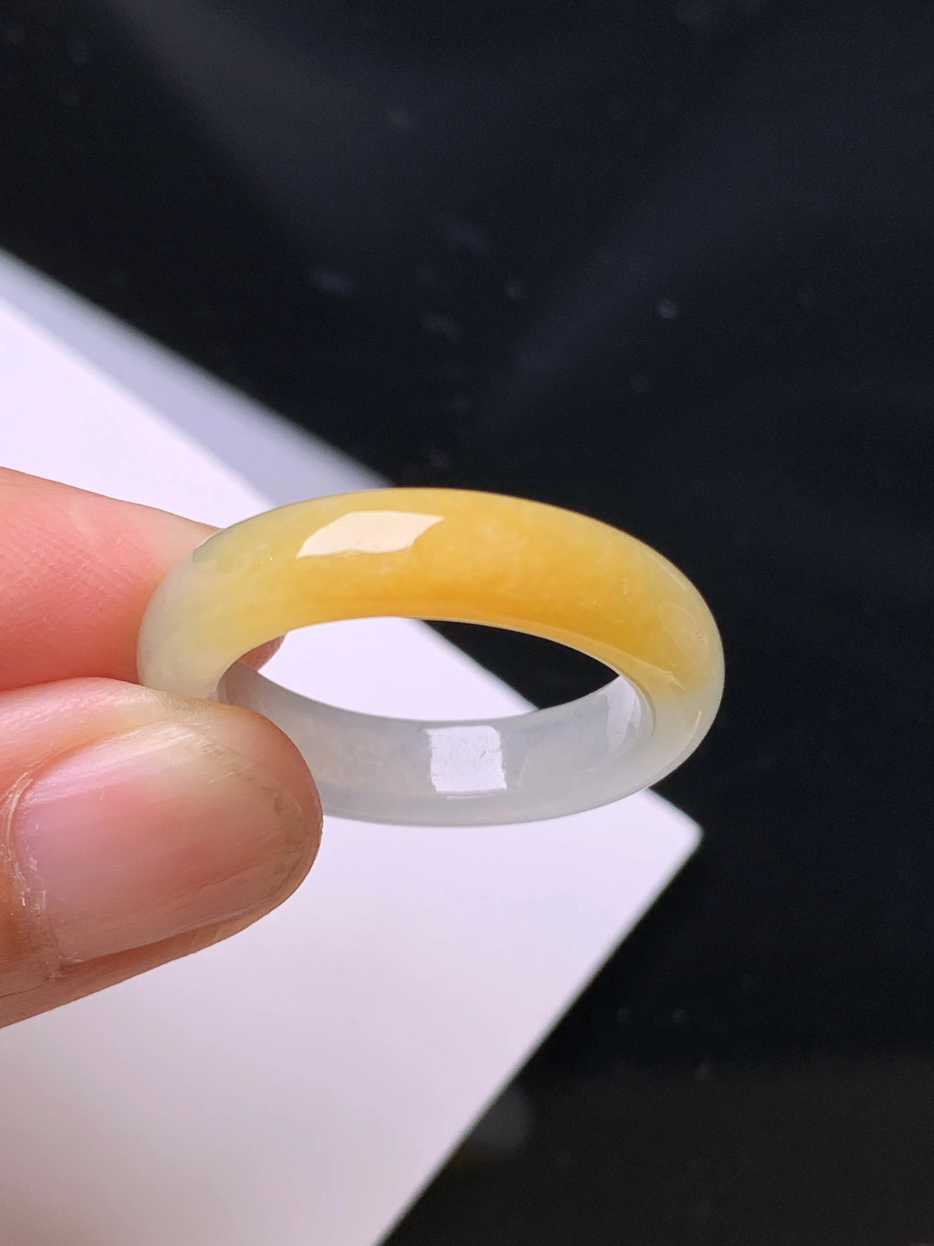 飘黄翡指环 玉质细腻 水润亮眼 色泽艳丽 圈口18 整体尺寸25.7*5.23.6