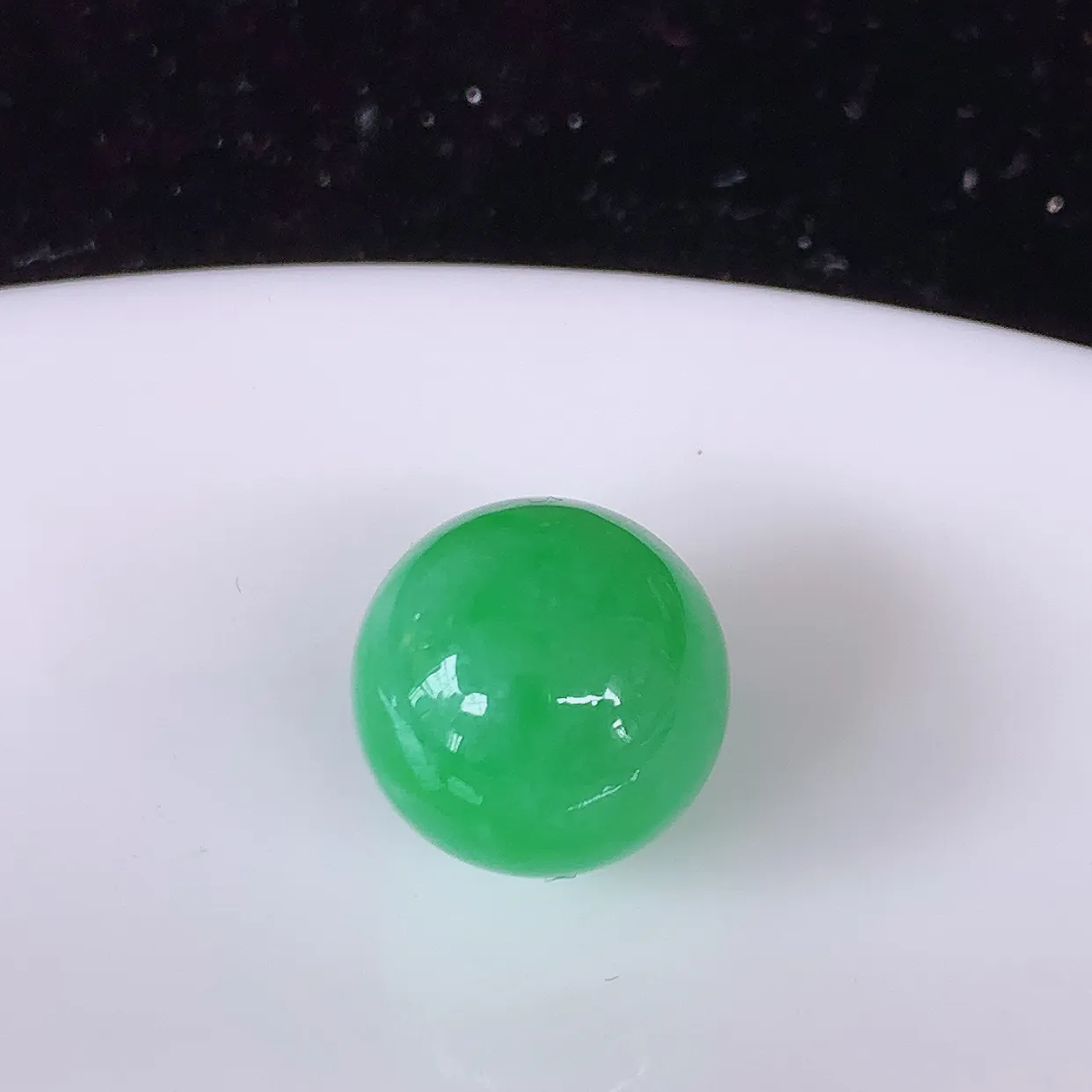 自然光实拍，冰飘绿翡翠圆珠、转运珠吊坠，寓意“时来运转，财源滚滚” 寓意佳，荧光灼灼，转运珠佩戴时尚优雅！#05.9尺寸12