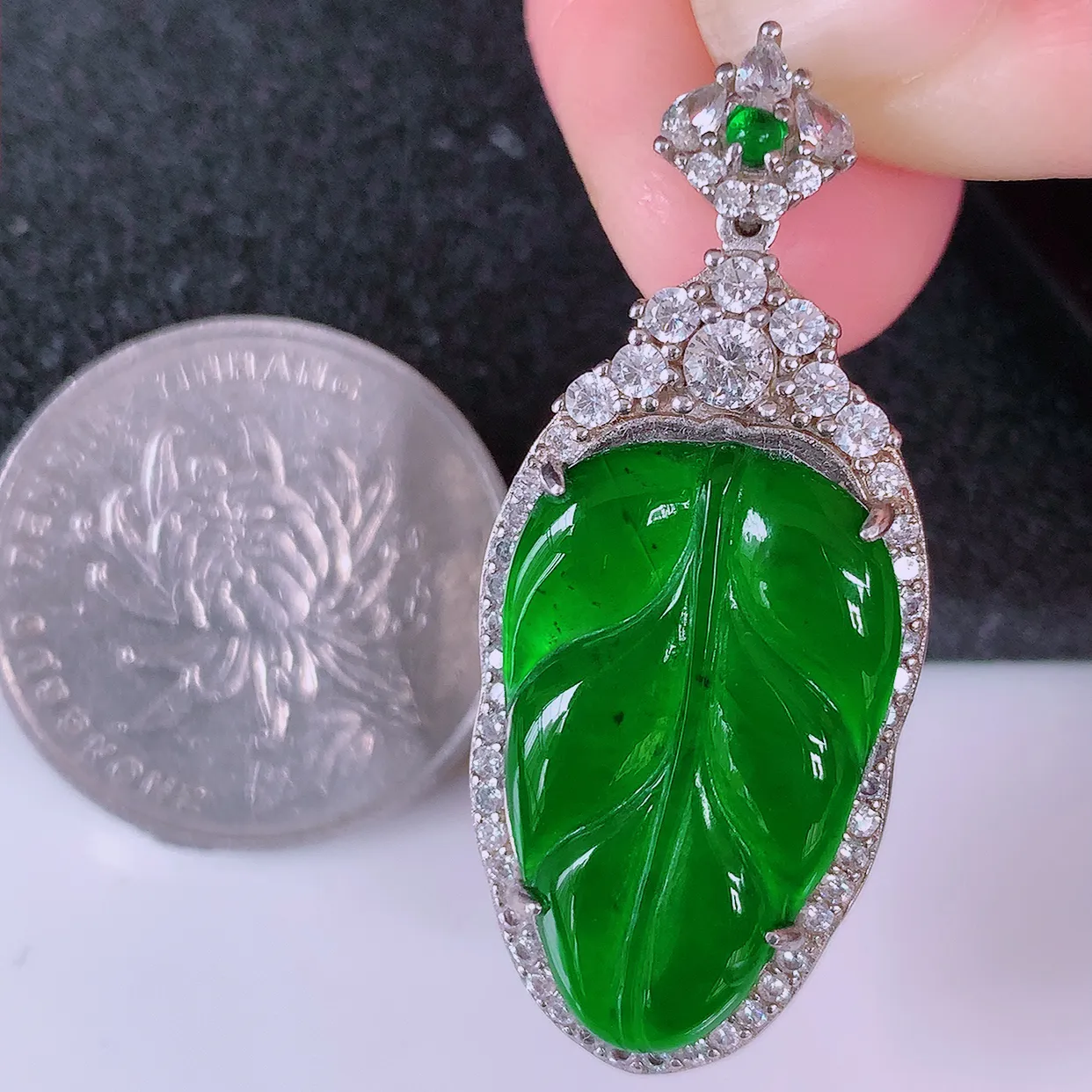 冰透满绿翡翠925银镶嵌叶子吊坠，自然光实拍，翠色灵动，颜色漂亮，种老水足，品相佳，佩戴佳品！#97.9整体40*17*7.5裸石23.5*14.5