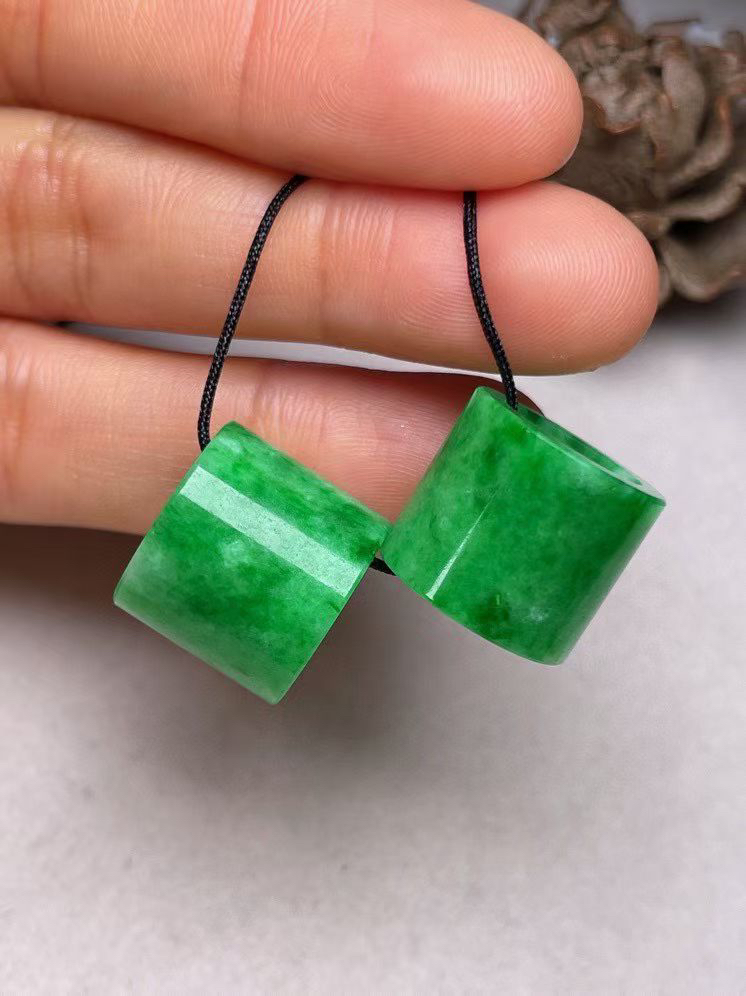 冰糯种辣色【路路通】吊坠，种水好，玉质细腻 ，卖相好.