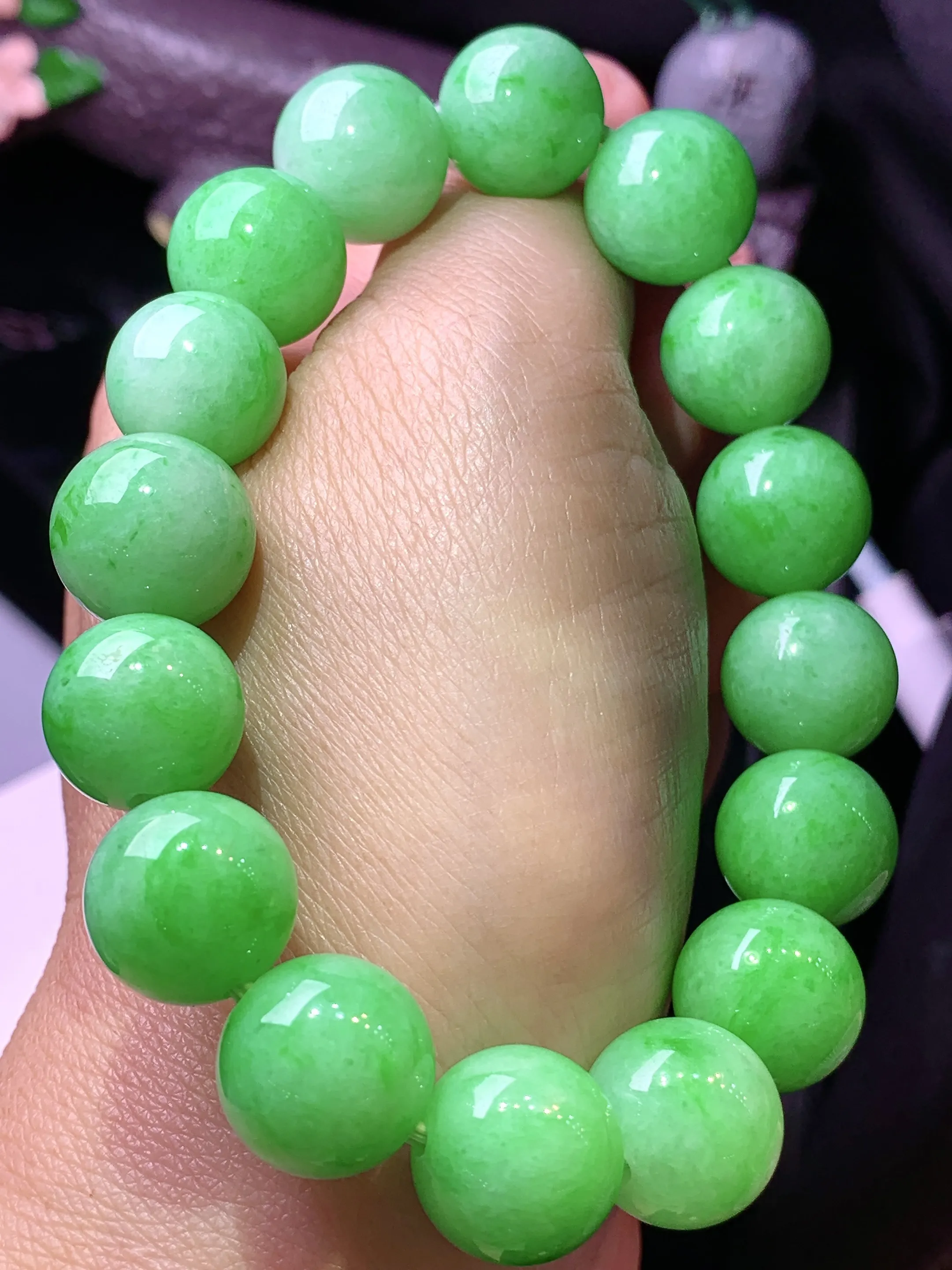 果绿圆珠手链 玉质细腻 水润亮眼 色泽艳丽 整体尺寸12.6