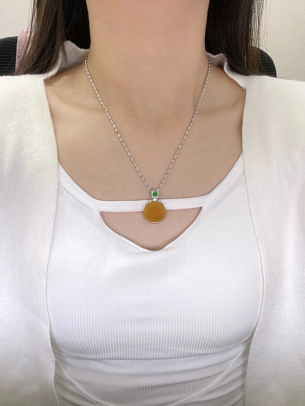 【冰种黄翡圆无事牌吊坠】质地细腻，冰润通透，晶莹闪亮。收藏品质，18k金钻镶嵌，裸石尺寸18*3.5毫米