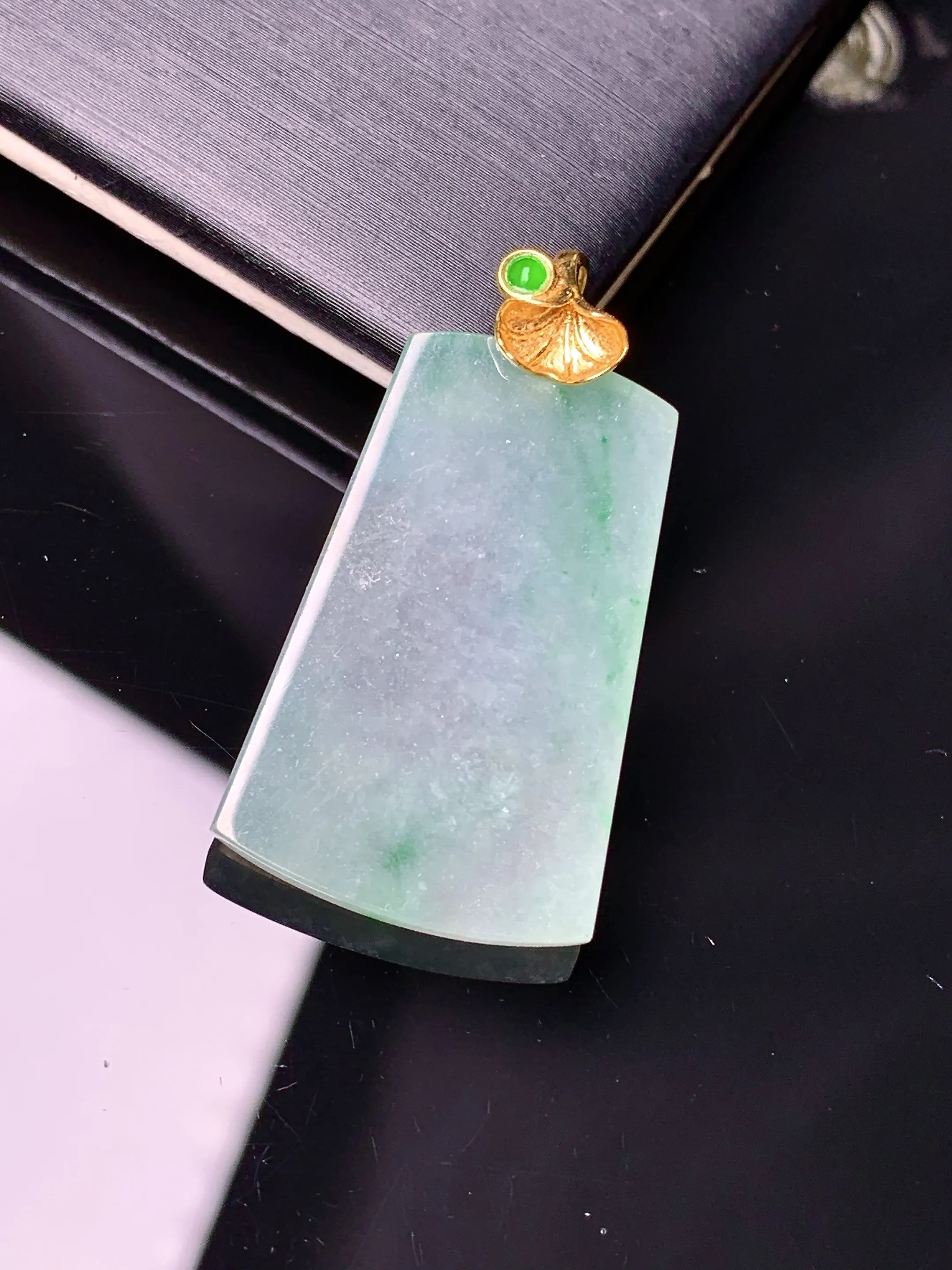18k金镶嵌飘绿无事牌吊坠 玉质细腻 水润亮眼 色泽艳丽 整体尺寸33.7*18*3