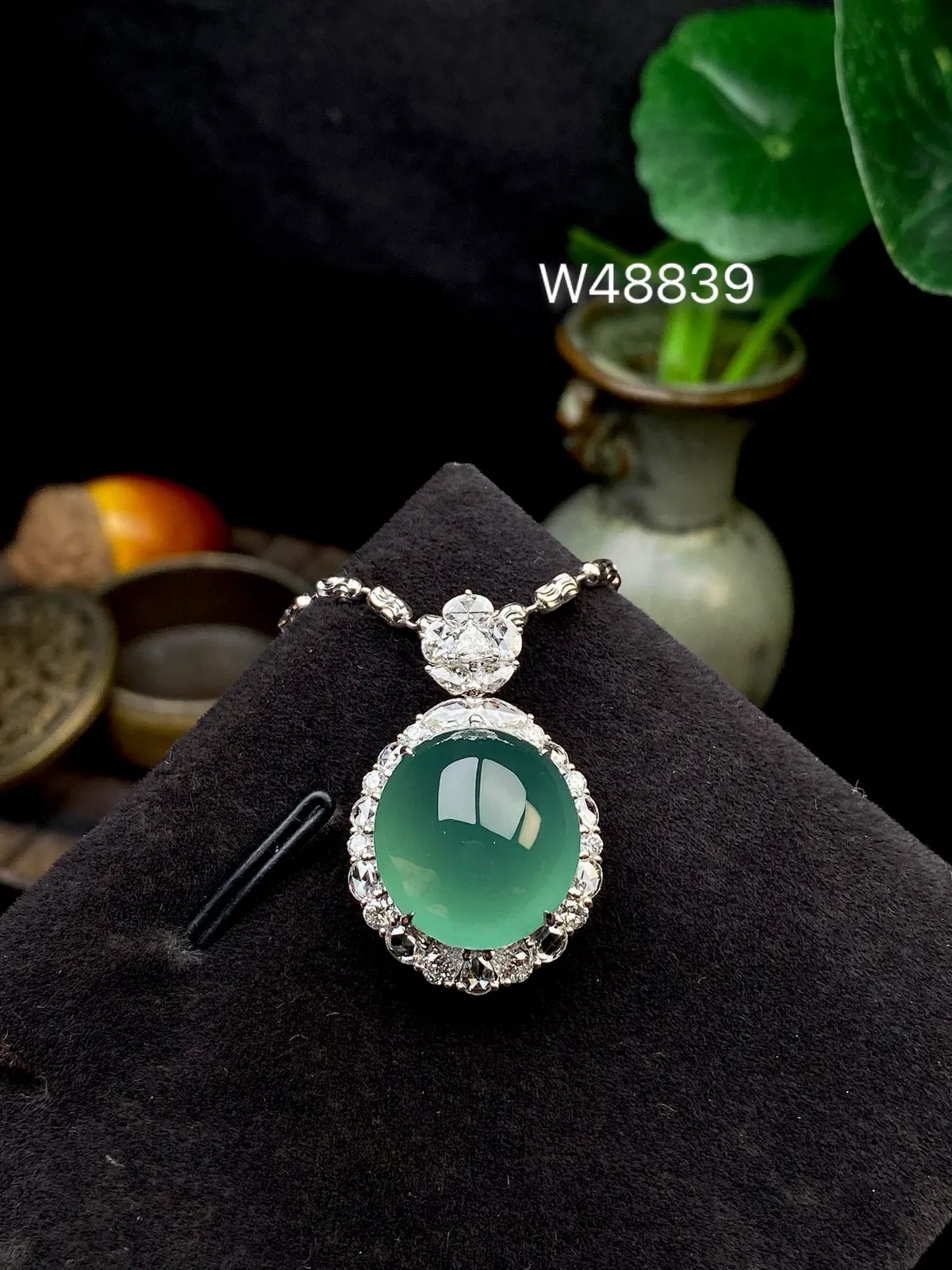 【冰种湖水绿蛋面吊坠】迷人湖水绿，形状非常饱满，冰润通透，种老起光，胶感强烈。质地细腻度均匀度很高，