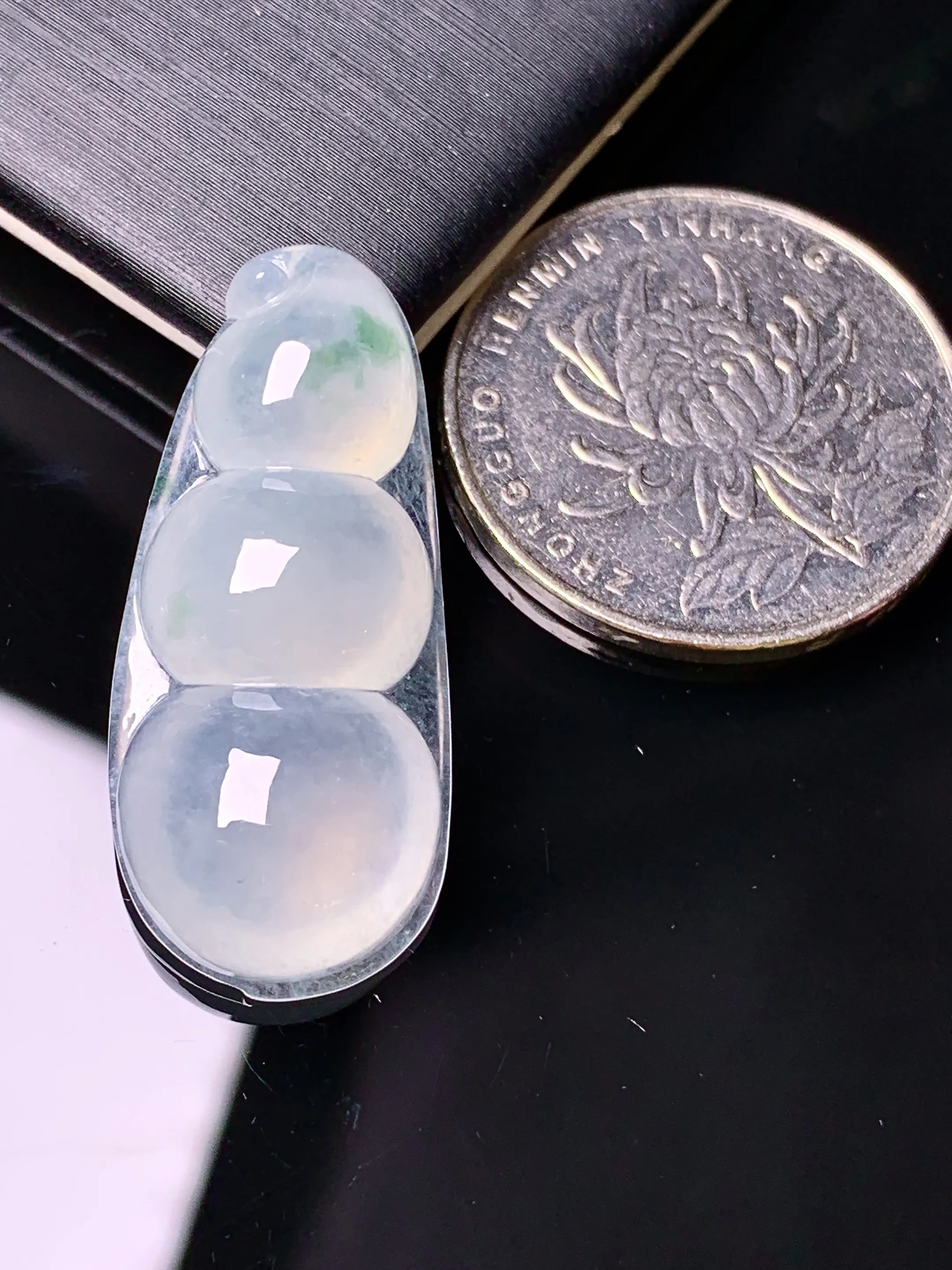 飘绿四季豆吊坠 玉质细腻 水润亮眼 色泽艳丽 整体尺寸32.5*14.2*6.8