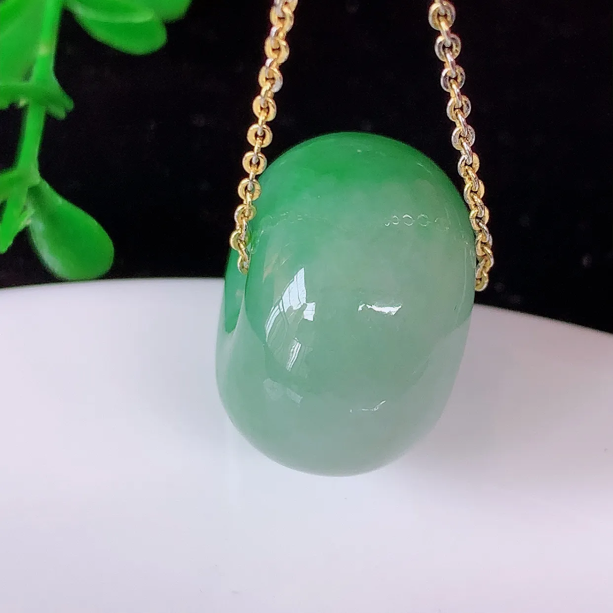自然光实拍，冰润飘绿翡翠路路通吊坠，寓意好运连连，路路畅通，经典款式，财运滚滚，路路通，佩戴效果更好！配银链子#05.9