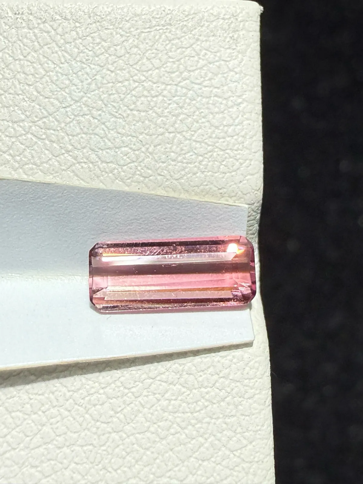 【高端珠宝】天然极美红碧玺裸石
重量: 0.805ct  规格: 9.1*3.8*2.5毫米
精湛切工，满身火彩
台面大，实物更美，可以代镶嵌设计。