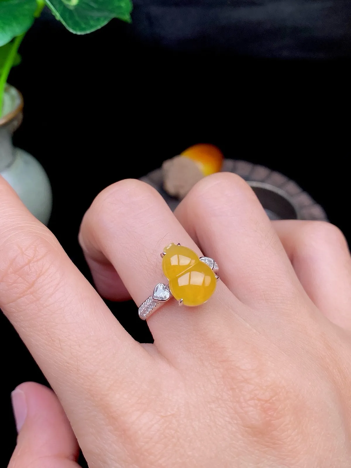 【冰种黄葫芦戒指】种水上乘，晶莹剔透，纯净通透，18k金钻精美镶嵌，裸石尺寸12.6*8.9*3.8毫米，圈口可改