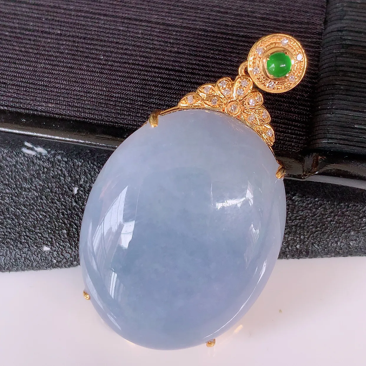 自然光实拍，18K金镶嵌大颗紫罗兰翡翠蛋面吊坠，鸽子蛋面，紫罗兰时‮大尚‬方，款式经典，紫罗兰，佩戴优雅高贵上档次！#00.9尺寸41.8*23*9.5裸石30*23