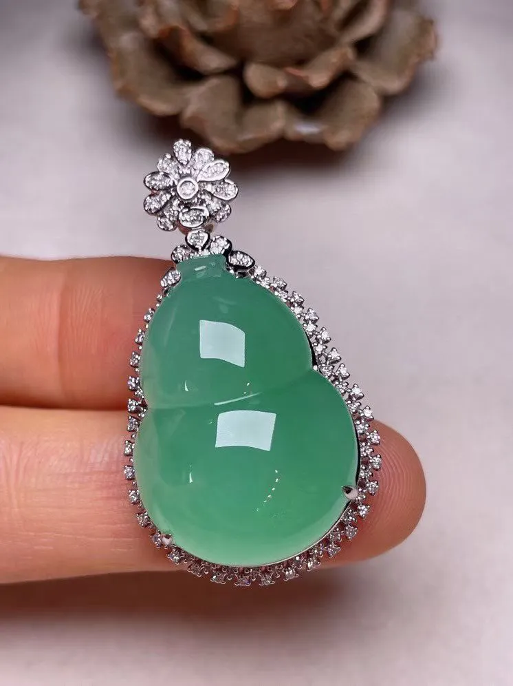 冰种淡绿葫芦吊坠、真金真钻镶嵌，种水好，玉质细腻 .裸石尺寸  18.3*12.8