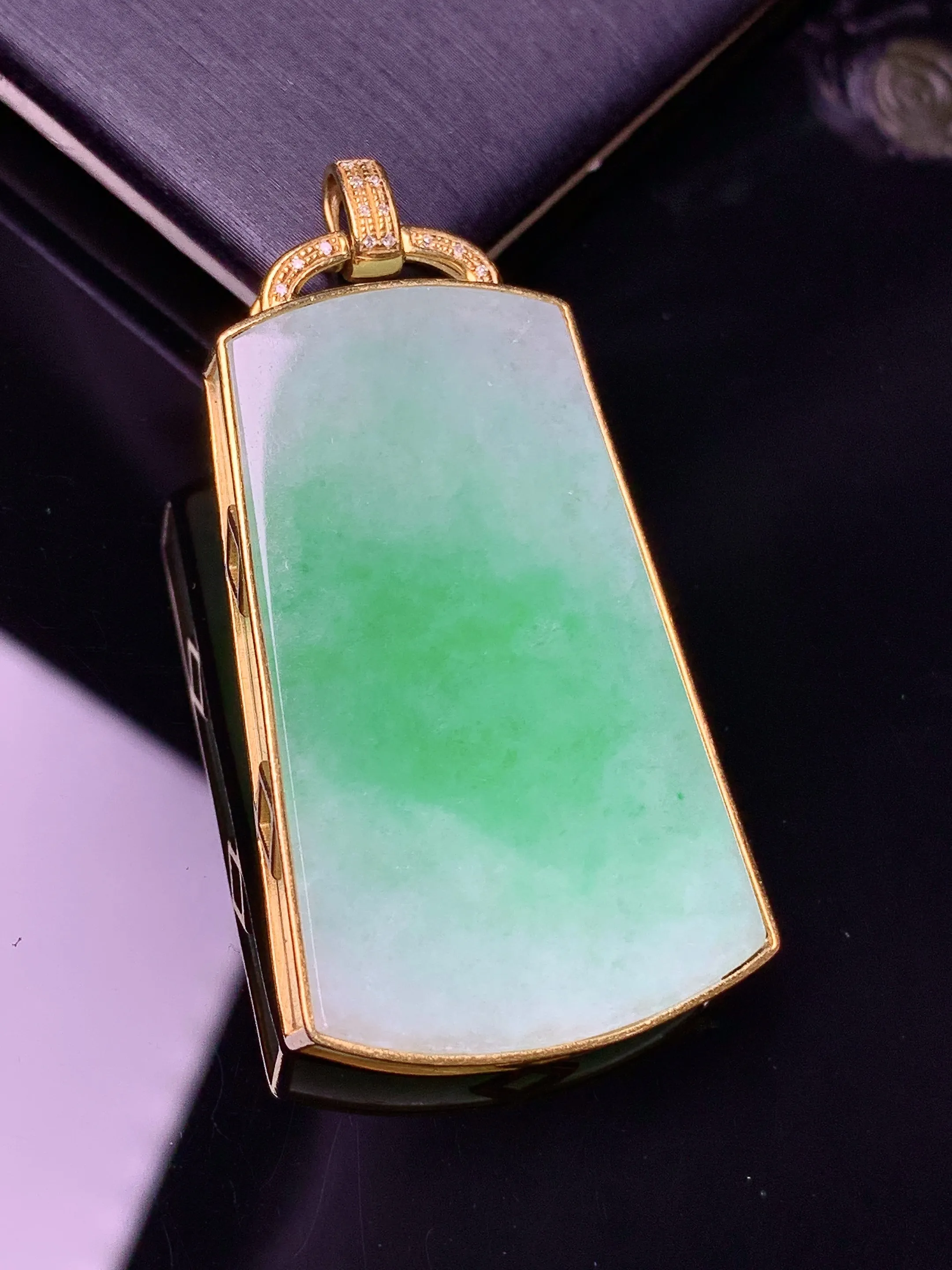 18k金钻镶嵌飘绿无事牌吊坠 玉质细腻 水润亮眼 色泽艳丽 整体尺寸47.8*24*4.8