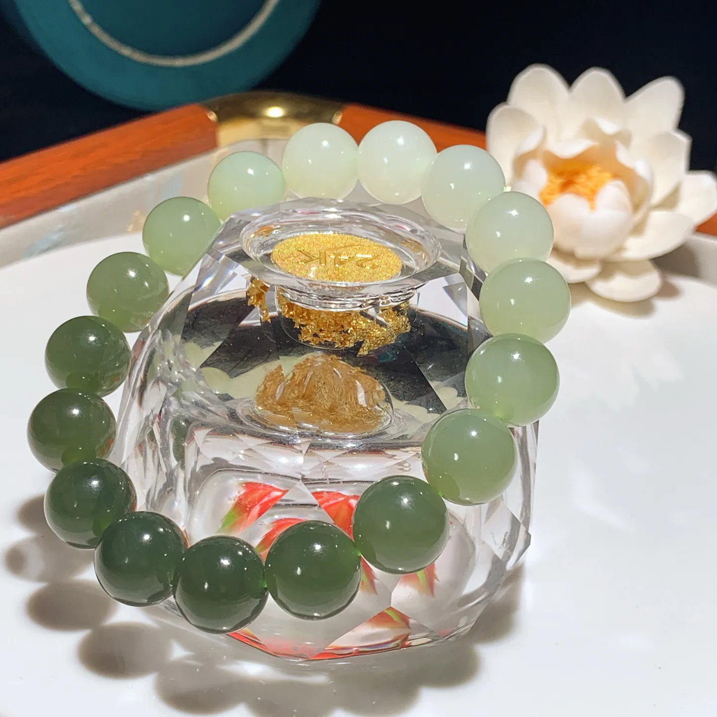 和田玉湖水绿渐变圆珠手串。单颗尺寸12。玉质细腻油润。手推出油。佩戴高端典雅。lt251210