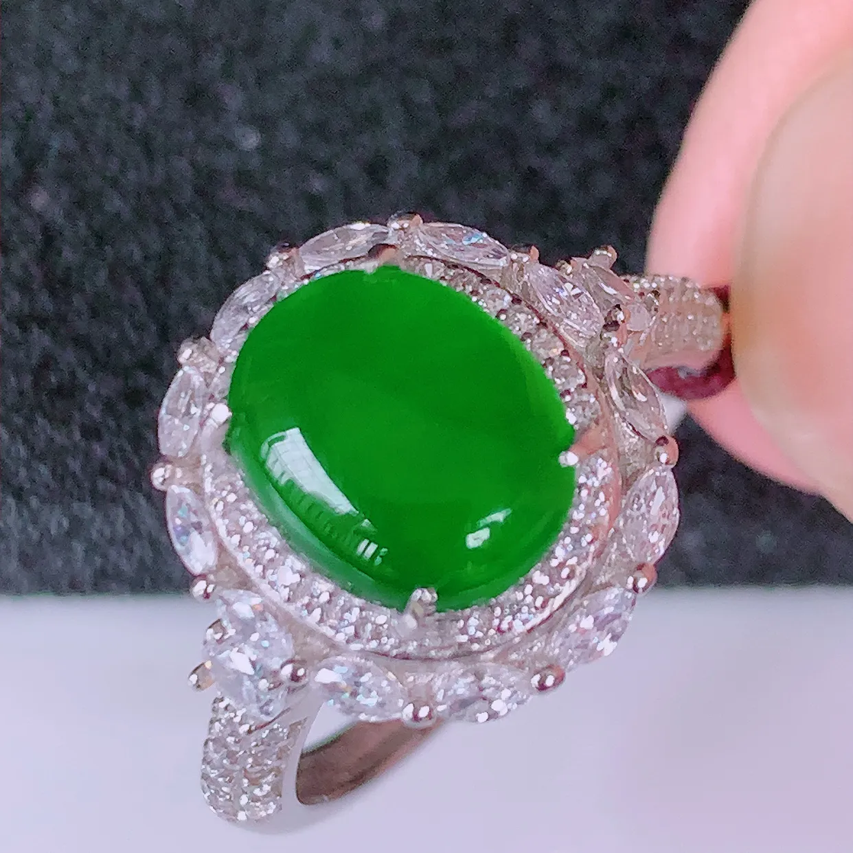 冰透满绿翡翠925银镶嵌戒指，自然光实拍，翠色灵动，颜色漂亮，种老水足，品相佳，佩戴佳品！#97.9（圈口可调大小）整体~26*17.5*7.5裸石10*8