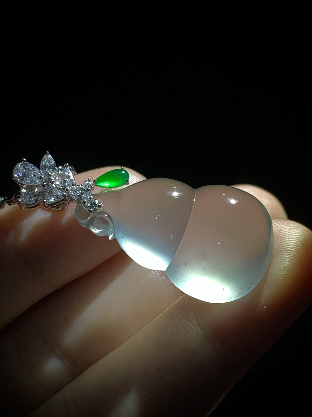 【镶嵌新品】
高品质玻璃种葫芦，40.5-裸石30.2-18-8.5mm，
18K金，南非钻，翡翠绿