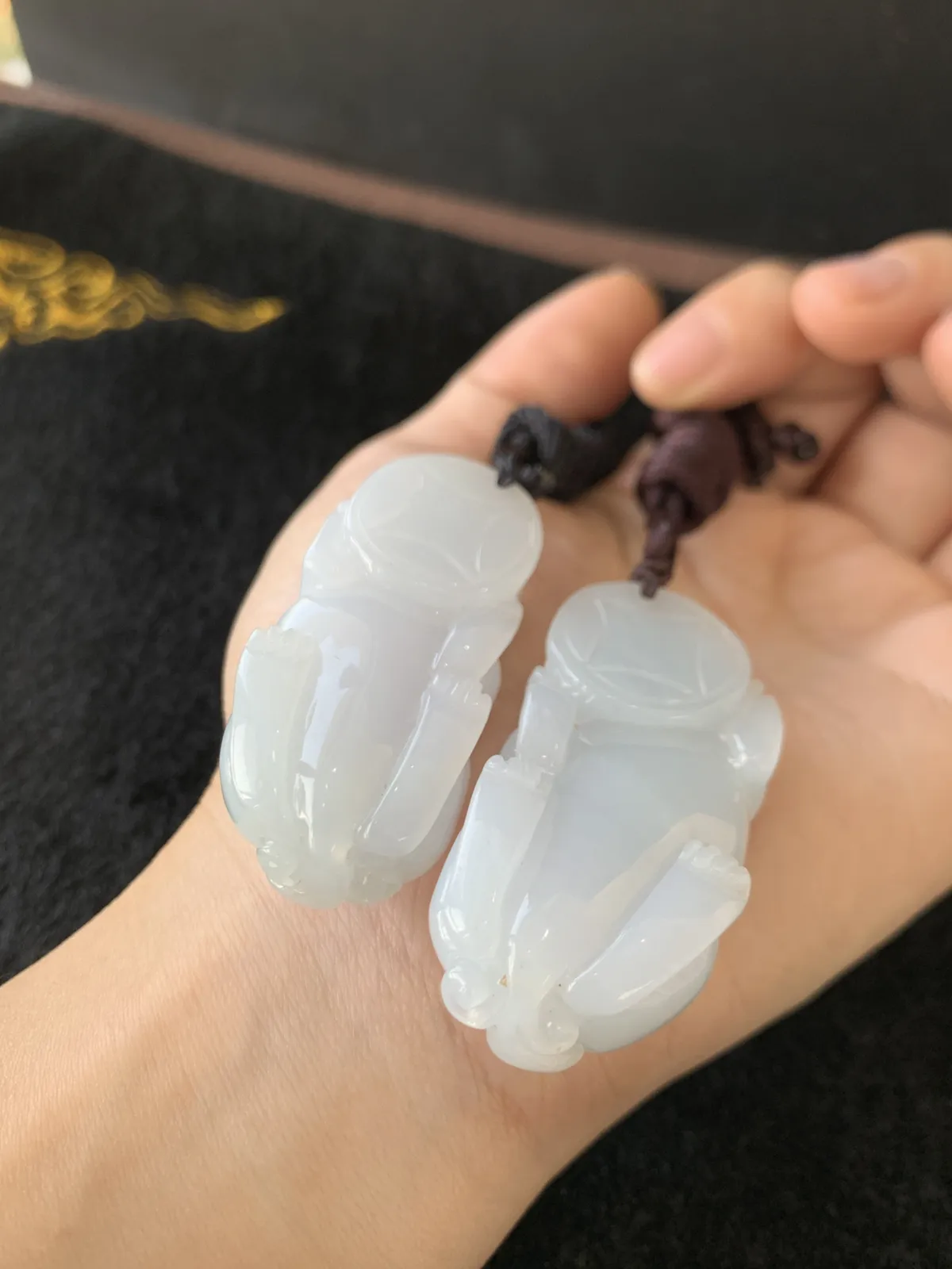 自然光实拍，翡翠A货大貔貅一对，玉质非常细腻，奶fufu的质感。尺寸48*23*15.5/49*24*15.5。招财利器，形态周正，最大吃四方，屁股饱满财运拉满。