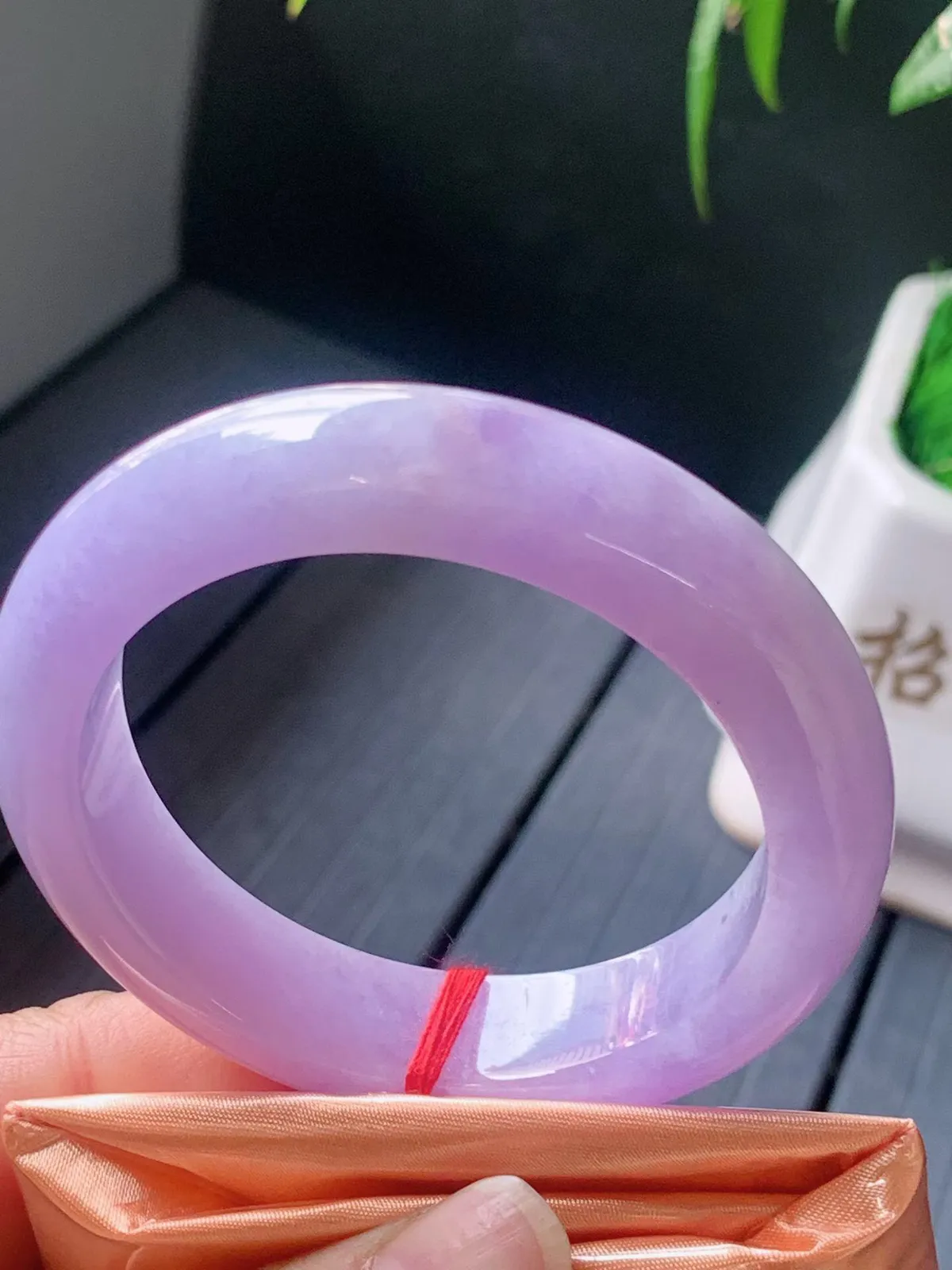 【翡翠名称】老种冰紫罗兰53.4正圈口翡翠手镯
【翡翠尺寸】53.4/13/8.7mm适合52.3-