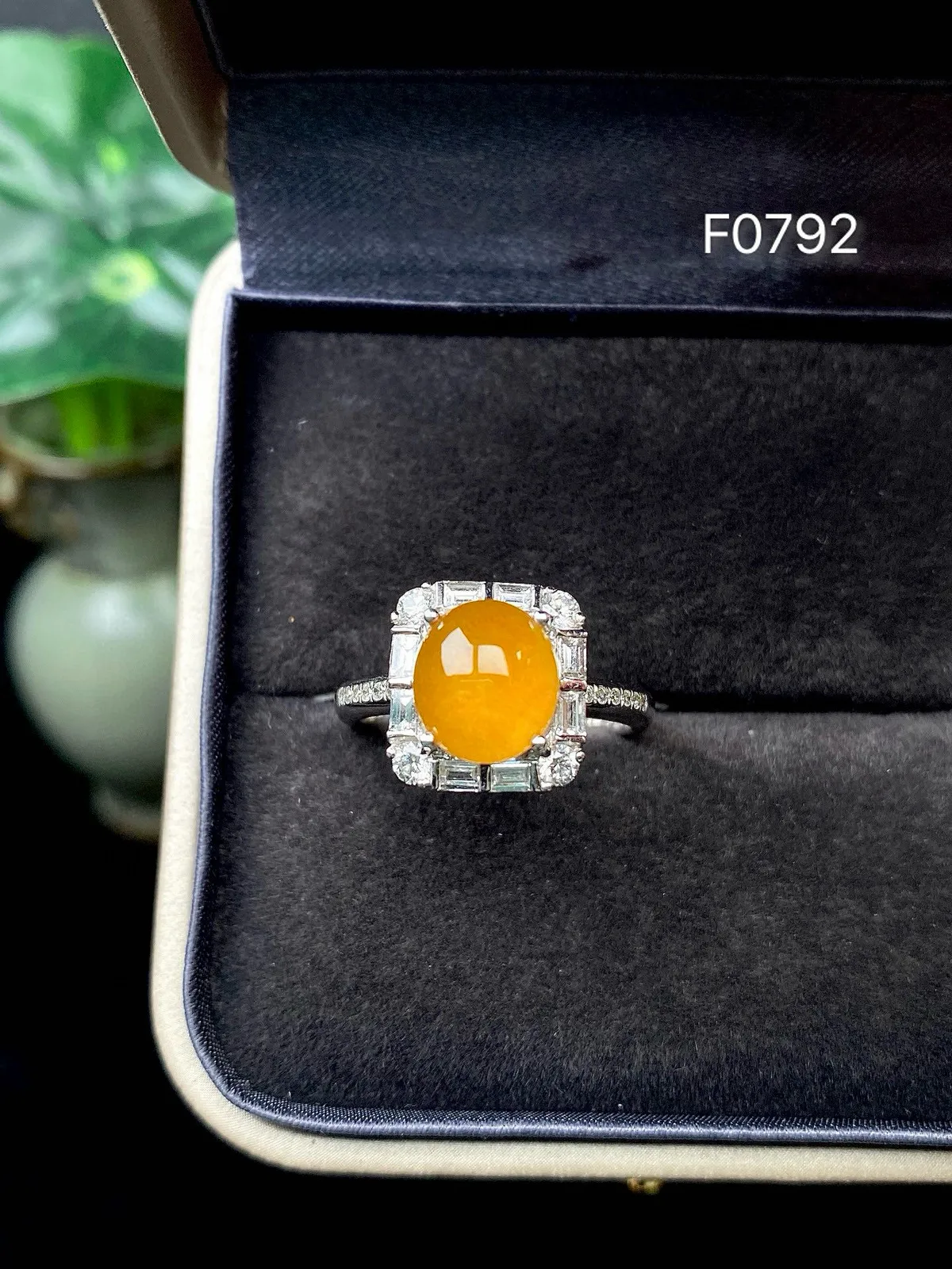 【冰种黄蛋戒指】种水上乘，晶莹剔透，纯净通透，18k金钻精美镶嵌，裸石尺寸8.8*7.8*4.1毫米