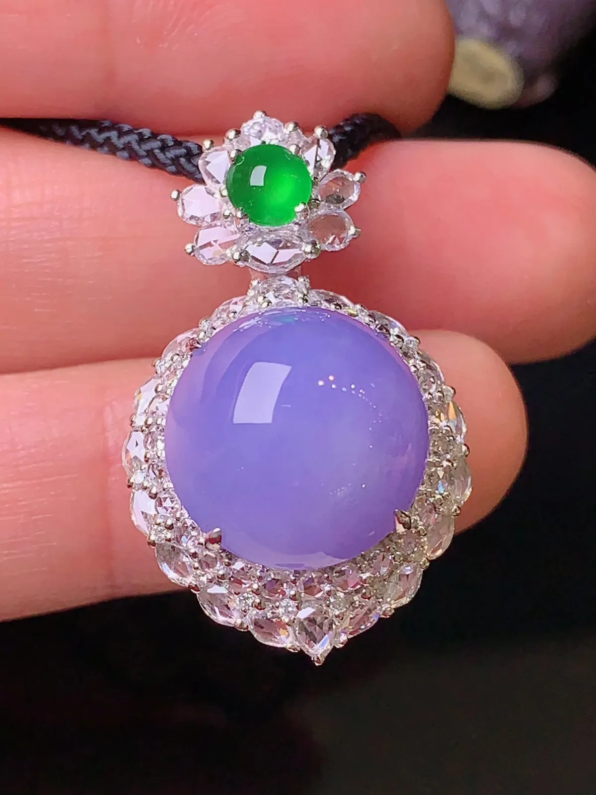 18k金钻镶嵌紫罗兰蛋面吊坠 玉质细腻 色泽清新艳丽 整体尺寸30*18*13.6