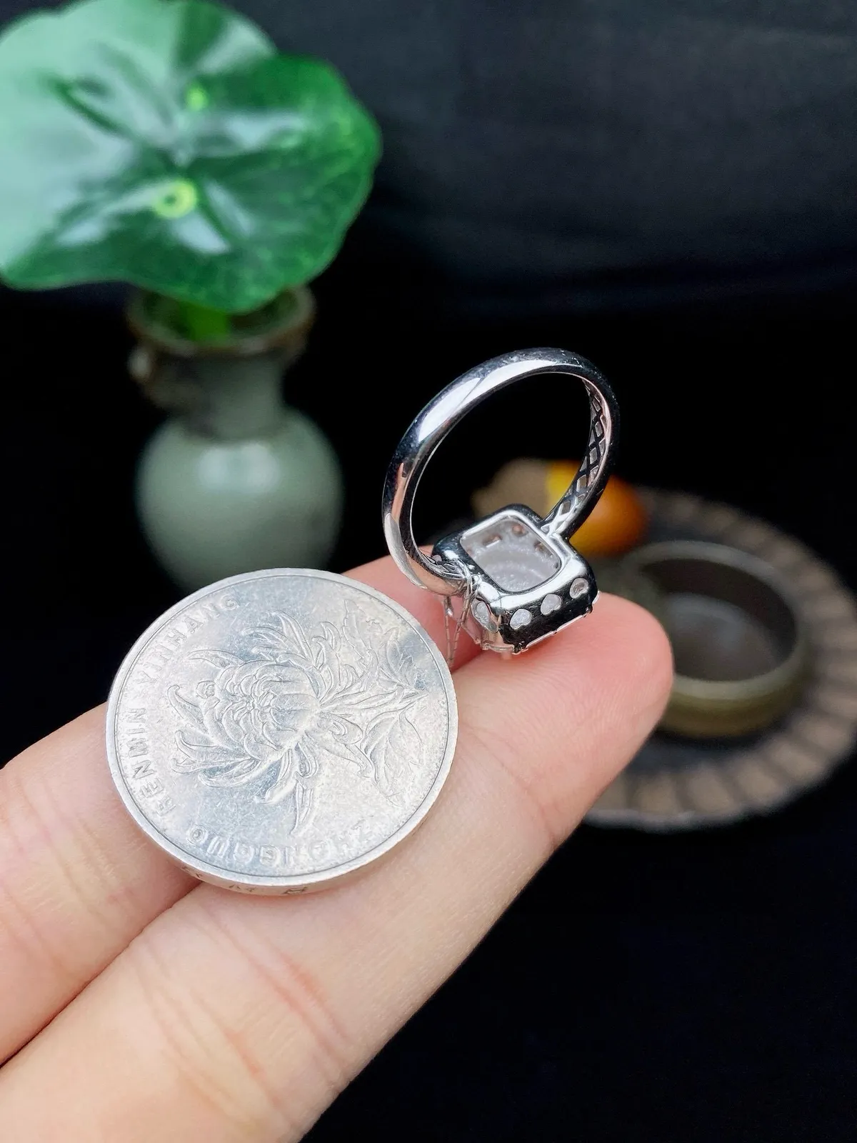 【冰种黄蛋戒指】种水上乘，晶莹剔透，纯净通透，18k金钻精美镶嵌，裸石尺寸8.8*7.8*4.1毫米，圈口可改