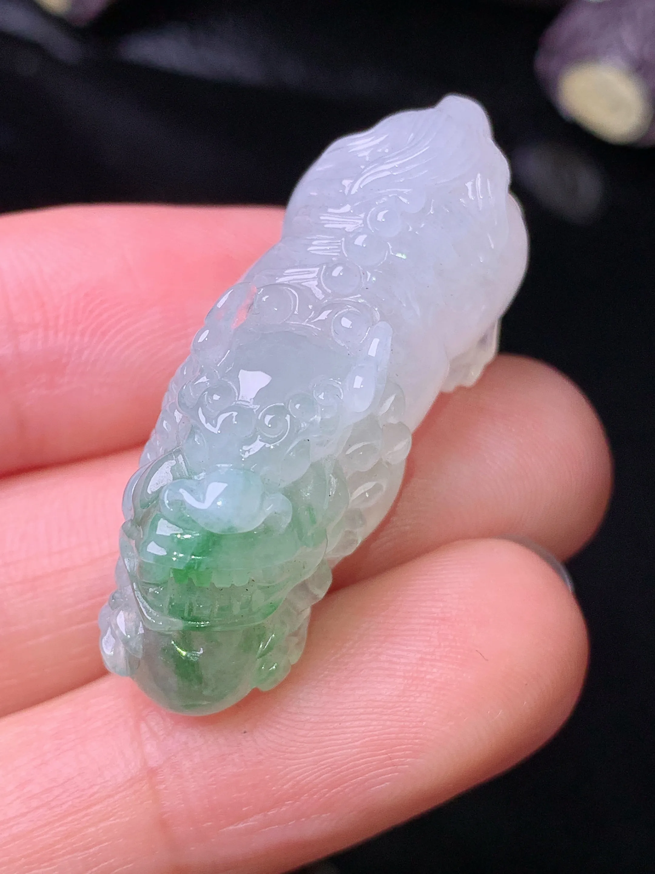 飘花貔貅吊坠 玉质细腻 水润亮眼 色泽艳丽 整体尺寸36.5*12.8*14.2