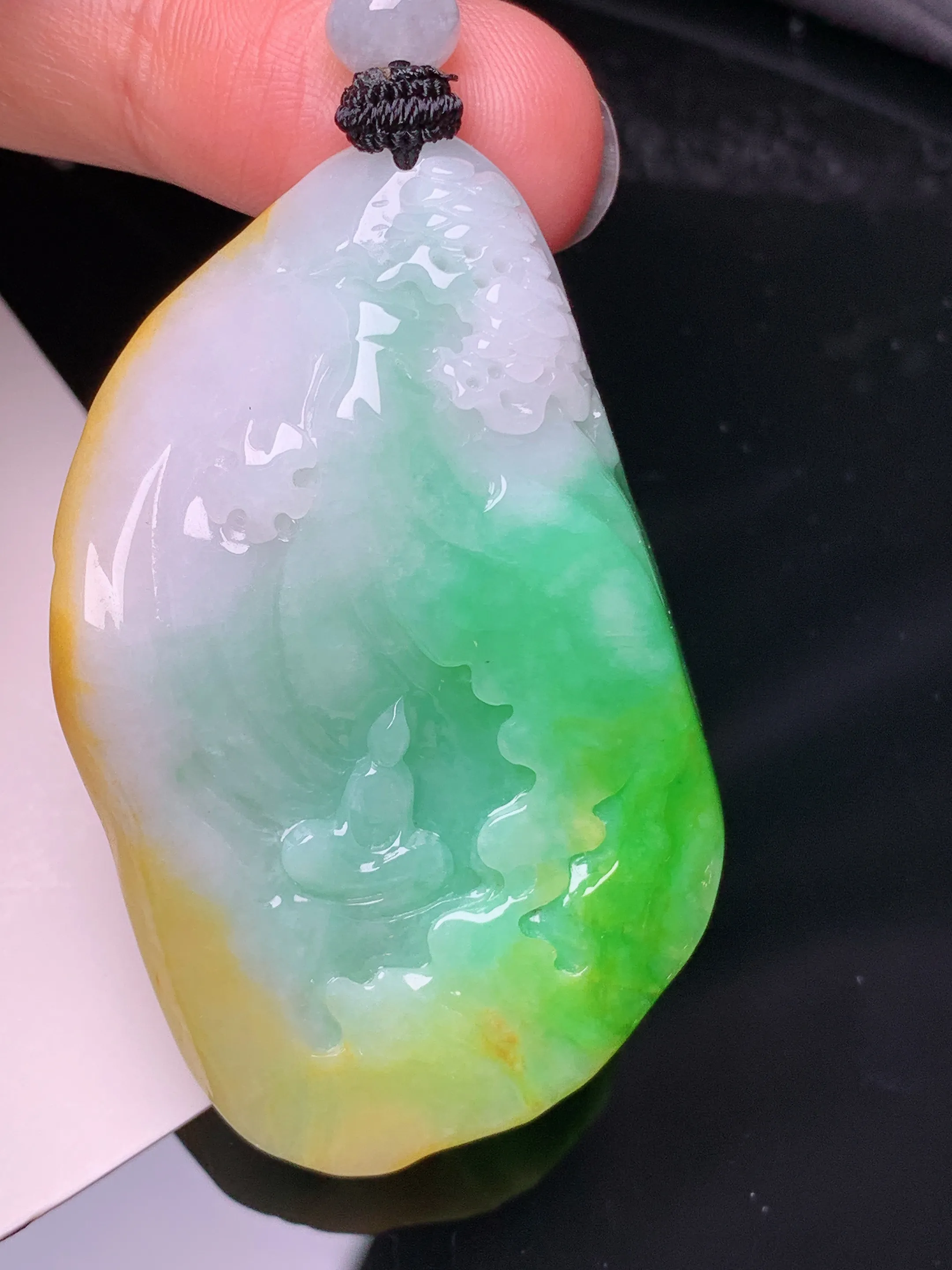 飘黄绿悟道玉质细腻 水润亮眼 色泽艳丽 整体尺寸52*32.5*12.5