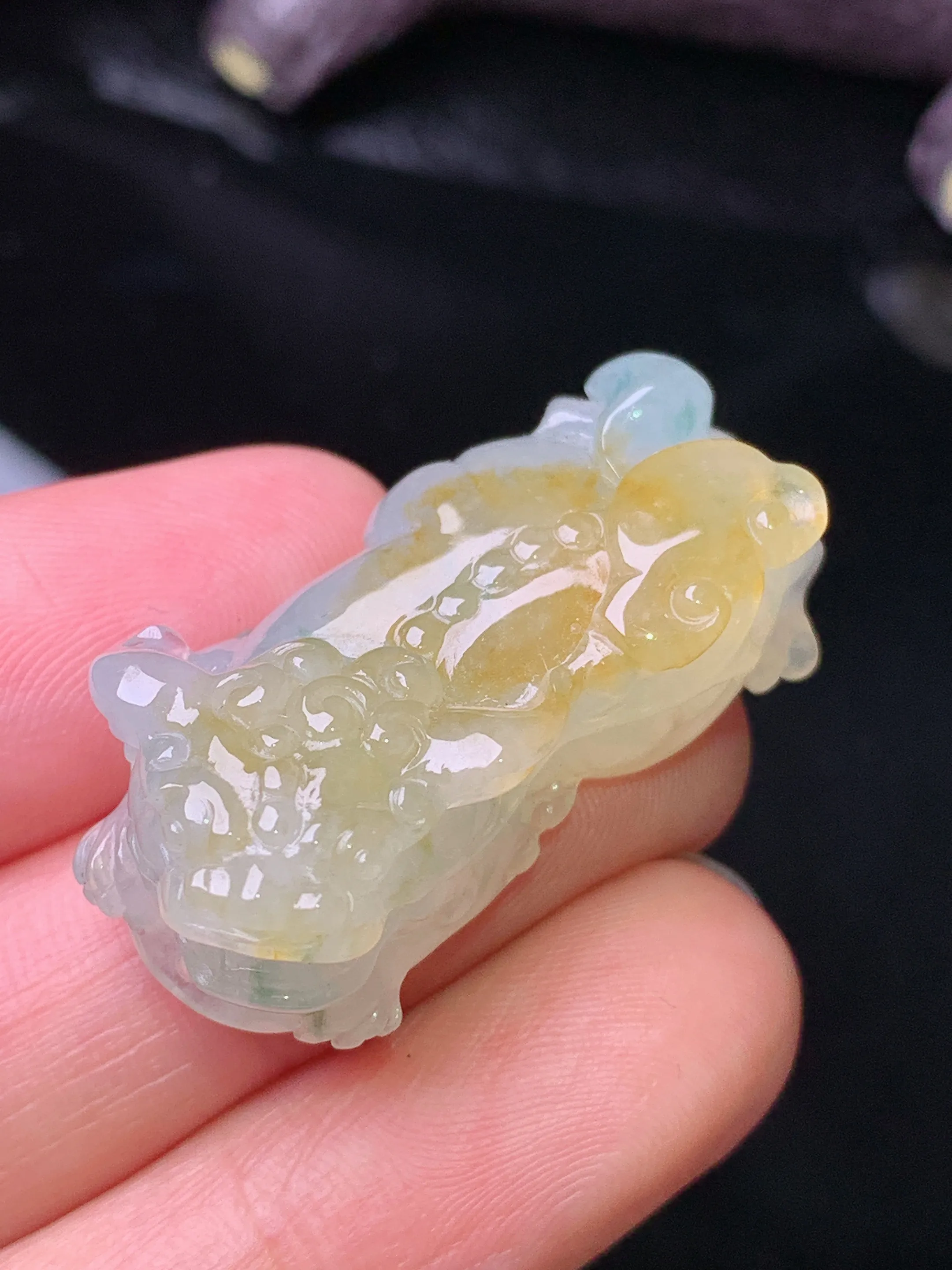 飘黄翡貔貅吊坠 玉质细腻 水润亮眼 色泽艳丽 整体尺寸33*15.5*12.5