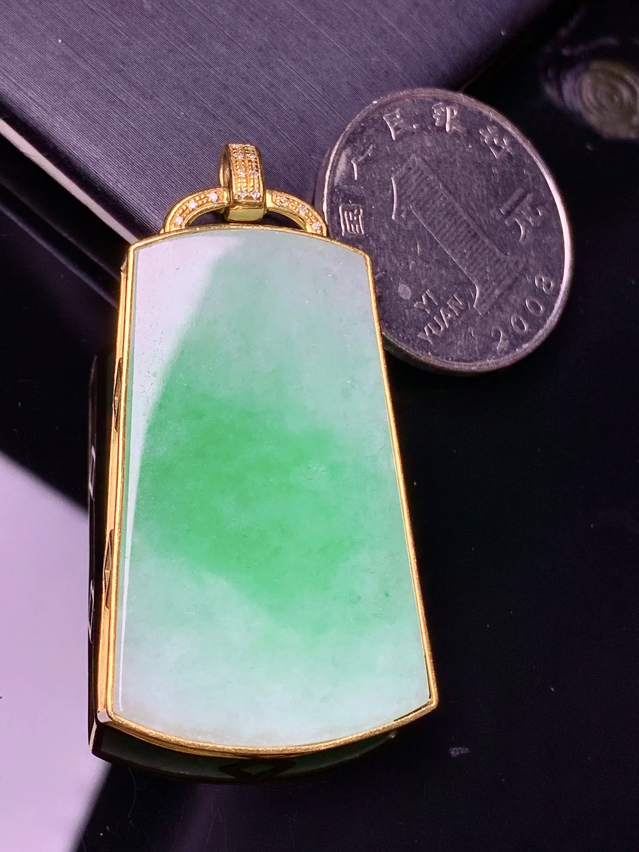 18k金钻镶嵌飘绿无事牌吊坠 玉质细腻 水润亮眼 色泽艳丽 整体尺寸47.8*24*4.8