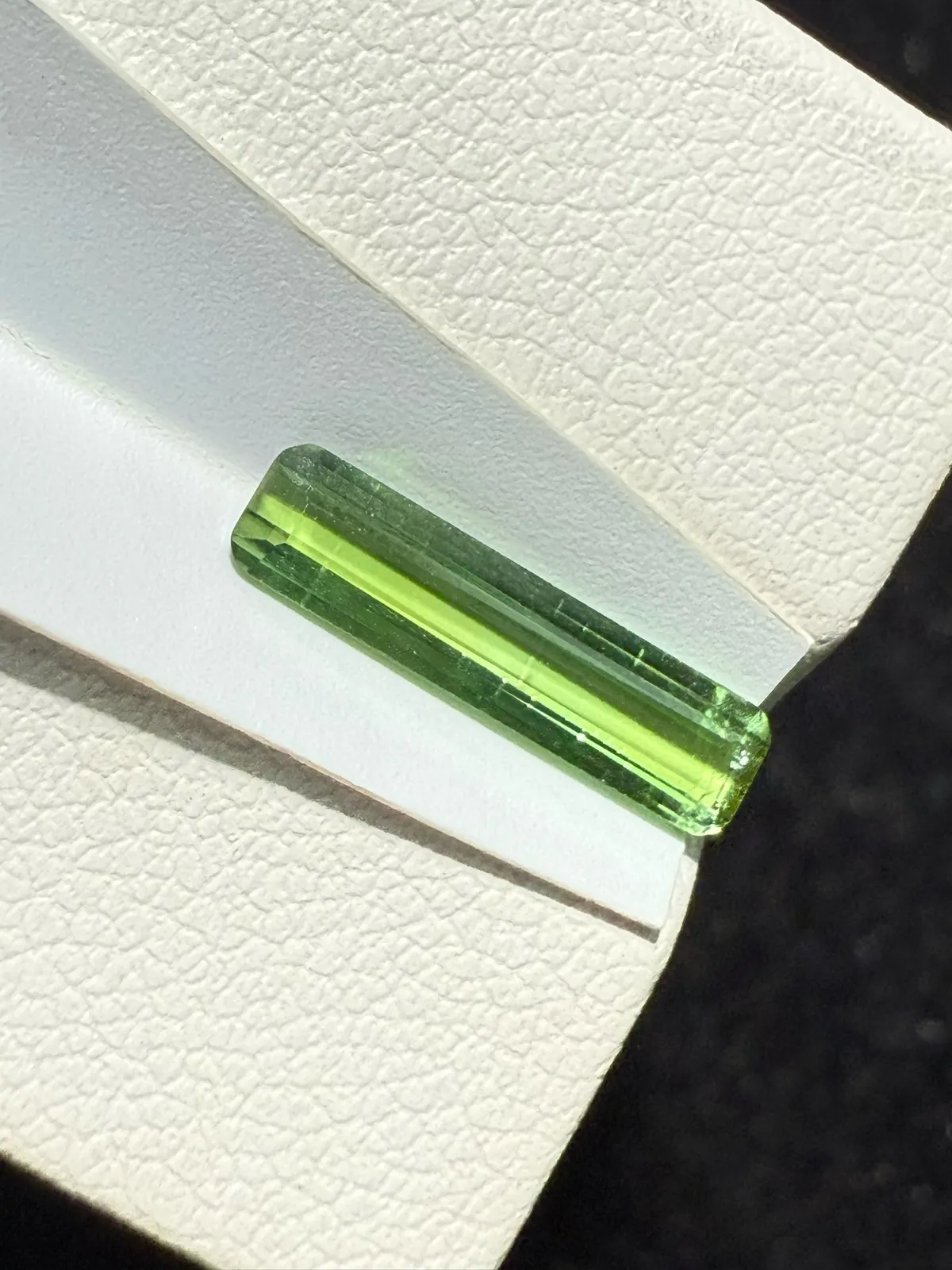 【高端珠宝】天然极美绿碧玺裸石
重量: 0.96ct  规格: 13.3*3.3*2.1毫米
精湛切工，满身火彩
台面大，实物更美，可以代镶嵌设计。