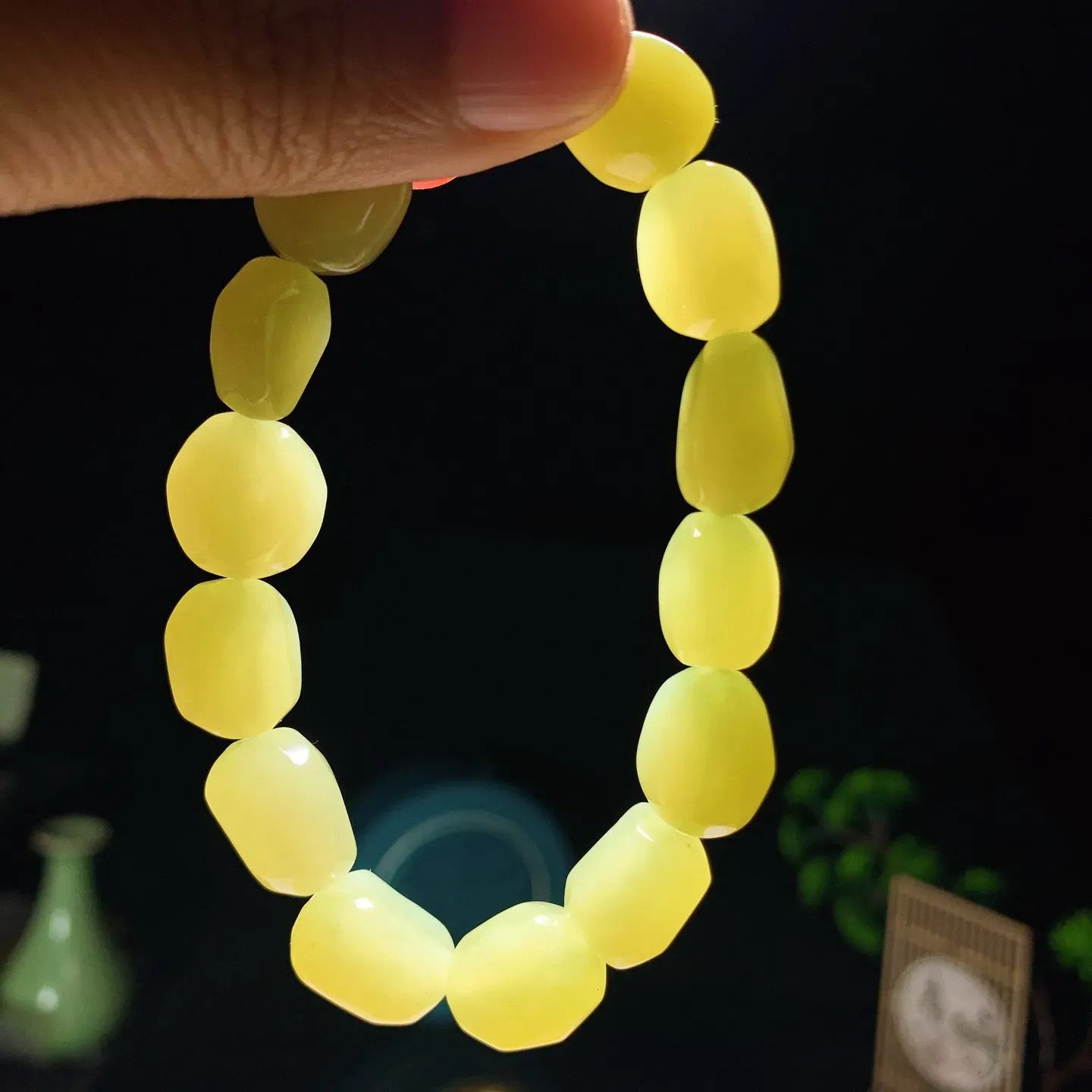 新疆和田玉若羌黄口料原石手串。单颗尺寸12/11/9重36克。玉质细腻油润。手推出油。佩戴高端典雅。lt251210