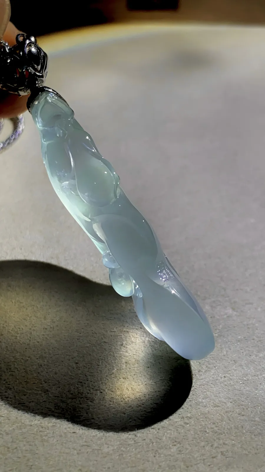 【兰心含芳·玉兰花】。德镔玉雕艺术作品，
玉质质地清透似寒冰，莹润光泽藏不住的温润，随形雕琢的线条婉转灵动，方寸间揽尽翡翠的万般风情。作品52.5裸石43-22-8mm，
18K金，南非钻，13.9g，