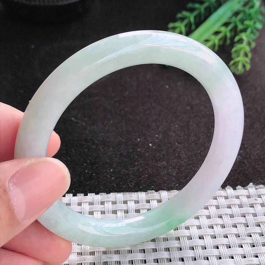 天然A货翡翠55/9/8.8老坑秀气冰润飘绿圆条手镯玉镯